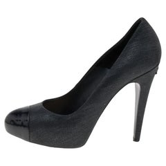 Chanel Schwarze Pumps aus strukturiertem Leder CC mit Zehenkappe Größe 38,5