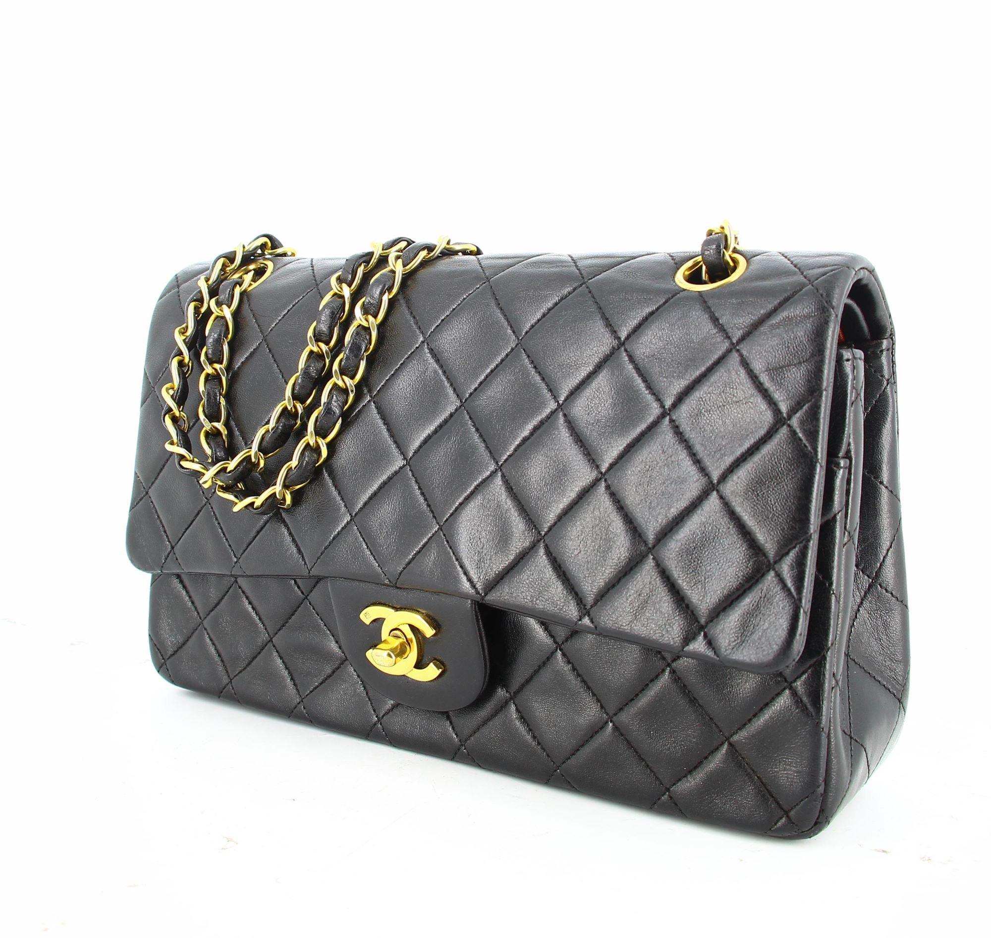 Chanel Black Timeless Bag
Very good condition show some light signs of use and wear but nothing visible.
Timeless bag, which is worn every day.
Quilted leather, gold clasp, gold chains wrapped in leather.
A beautiful double flap chanel with a red