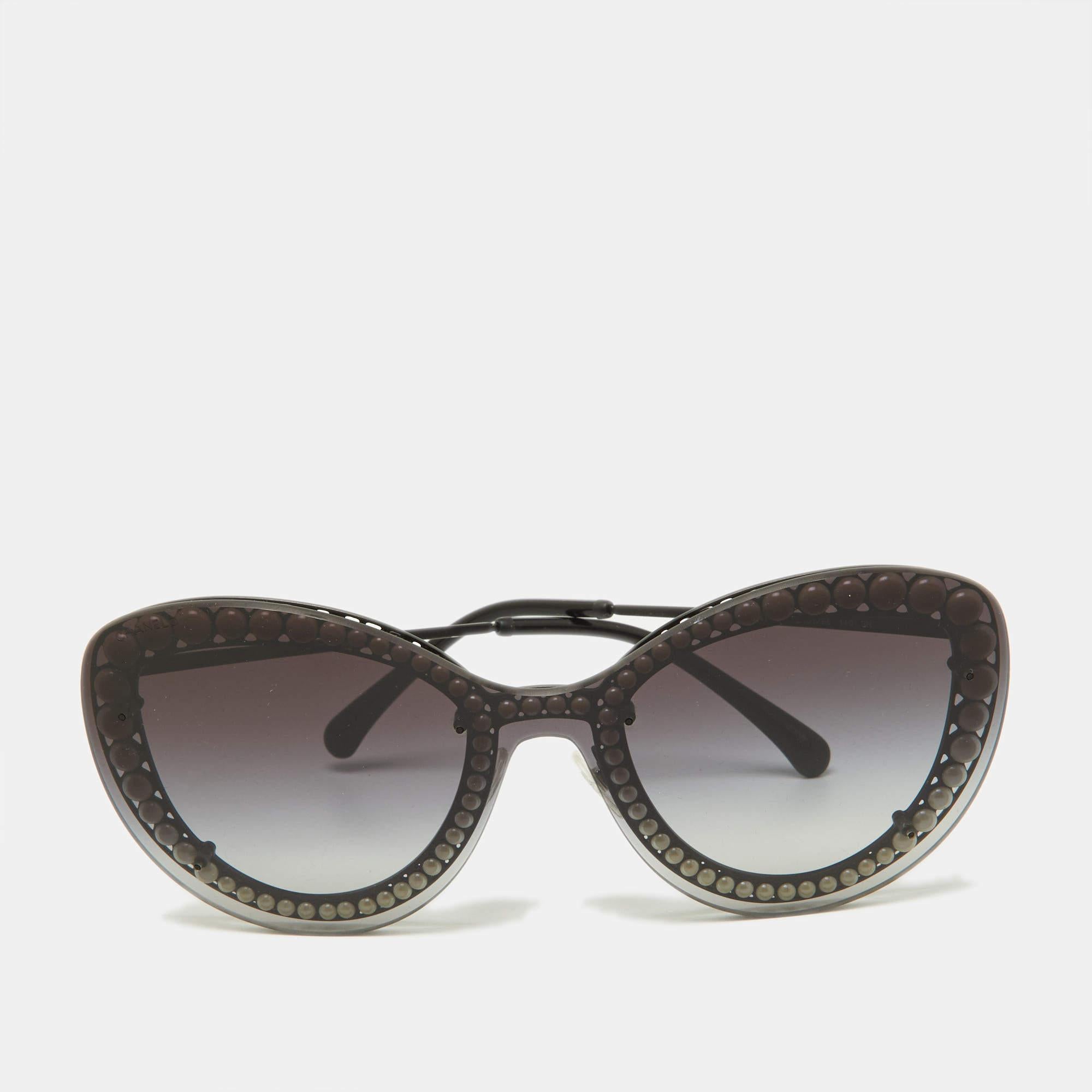 Mit dieser Chanel-Sonnenbrille für Damen können Sie Ihre Augen aufwerten. Sorgfältig aus hochwertigen Materialien gefertigt, bieten sie unvergleichlichen Schutz und ein zeitloses Design, das sie zu einem unverzichtbaren Accessoire für modebewusste