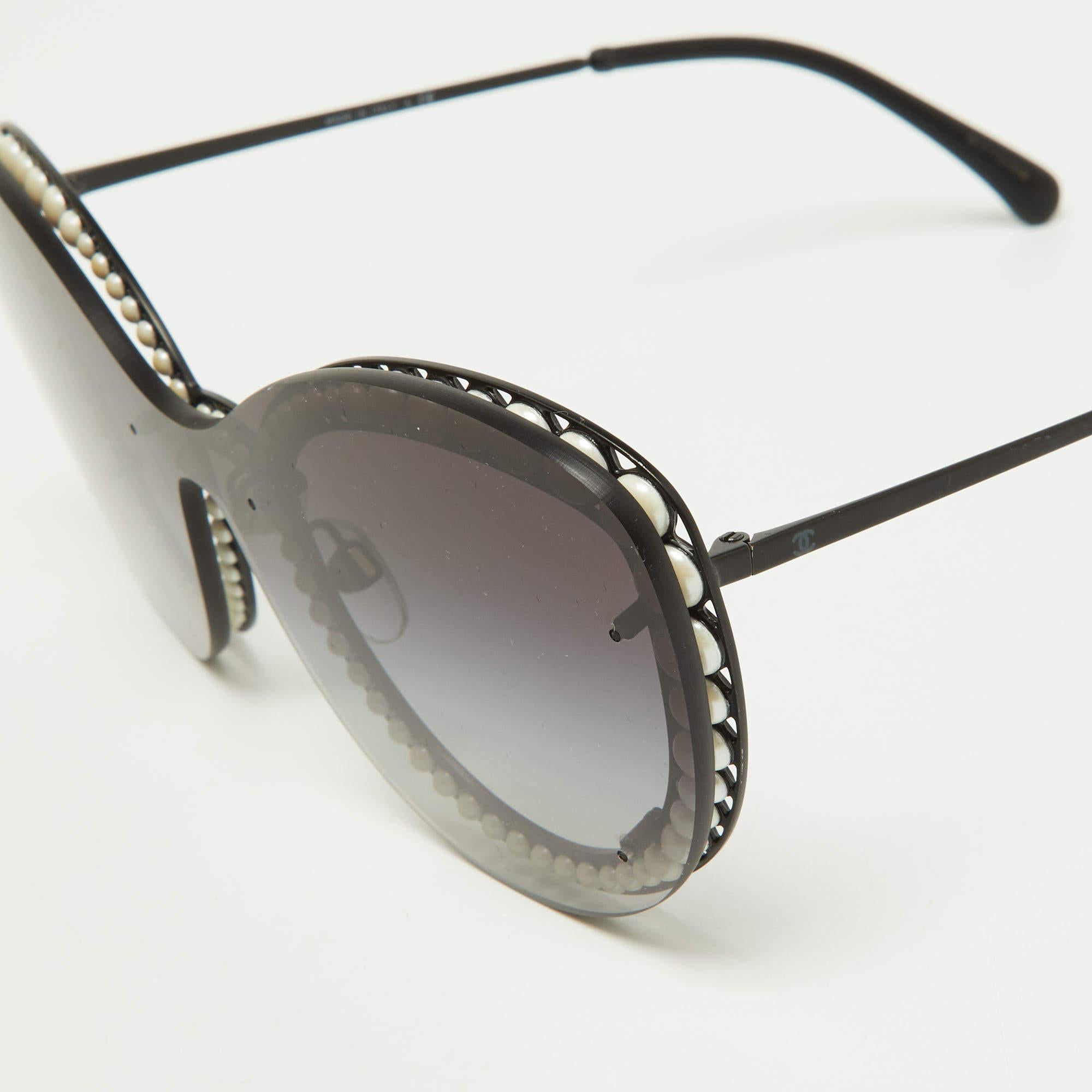 Chanel Schwarze Tone/graue Gradient 4236 Perlen-Schmetterlings-Sonnenbrille Damen im Angebot