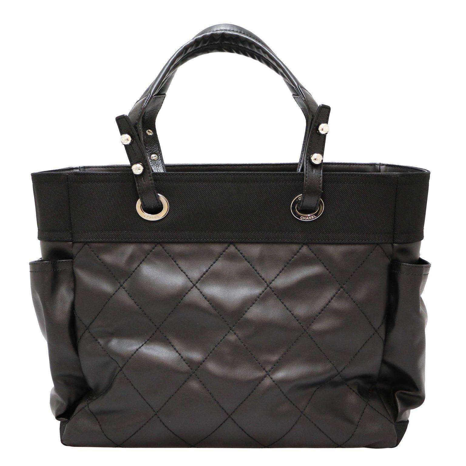 Beautiful Tote bag from Chanel in black coated fabric. The jewels are in silver metal. Made in Italie in 2010-2011
Genre : women
Interior : textile
Dimensions : 37 x 30 x 15 cm
straps : 50 cm
Hologram : 1407...
Details : zipper, zip pocket on the