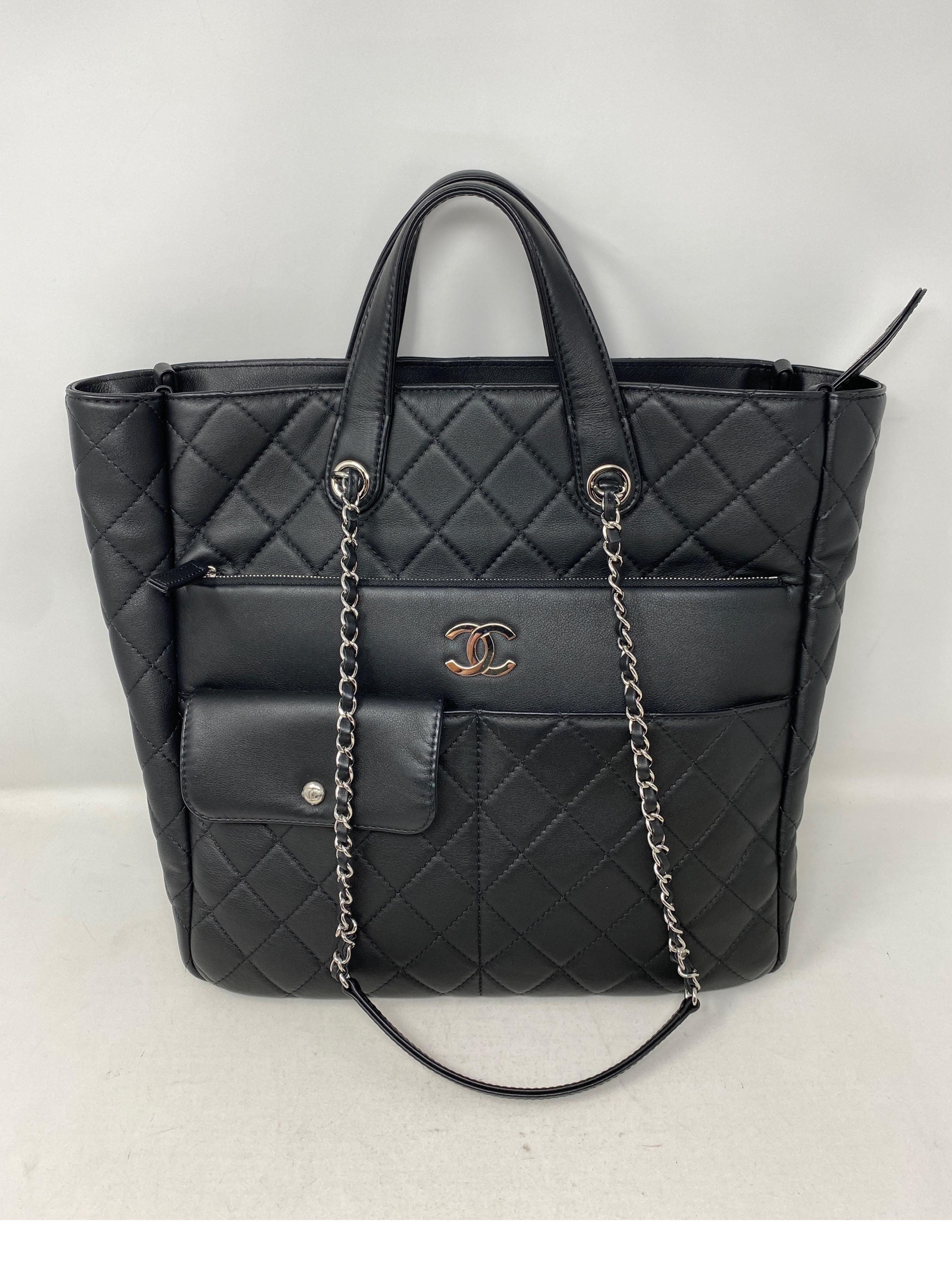 Chanel Schwarze Tragetasche. Silberne Hardware. Kann auf 2 Arten getragen werden. Einzigartige Außentaschen. Ausgezeichneter:: neuwertiger Zustand. Garantiert echt.