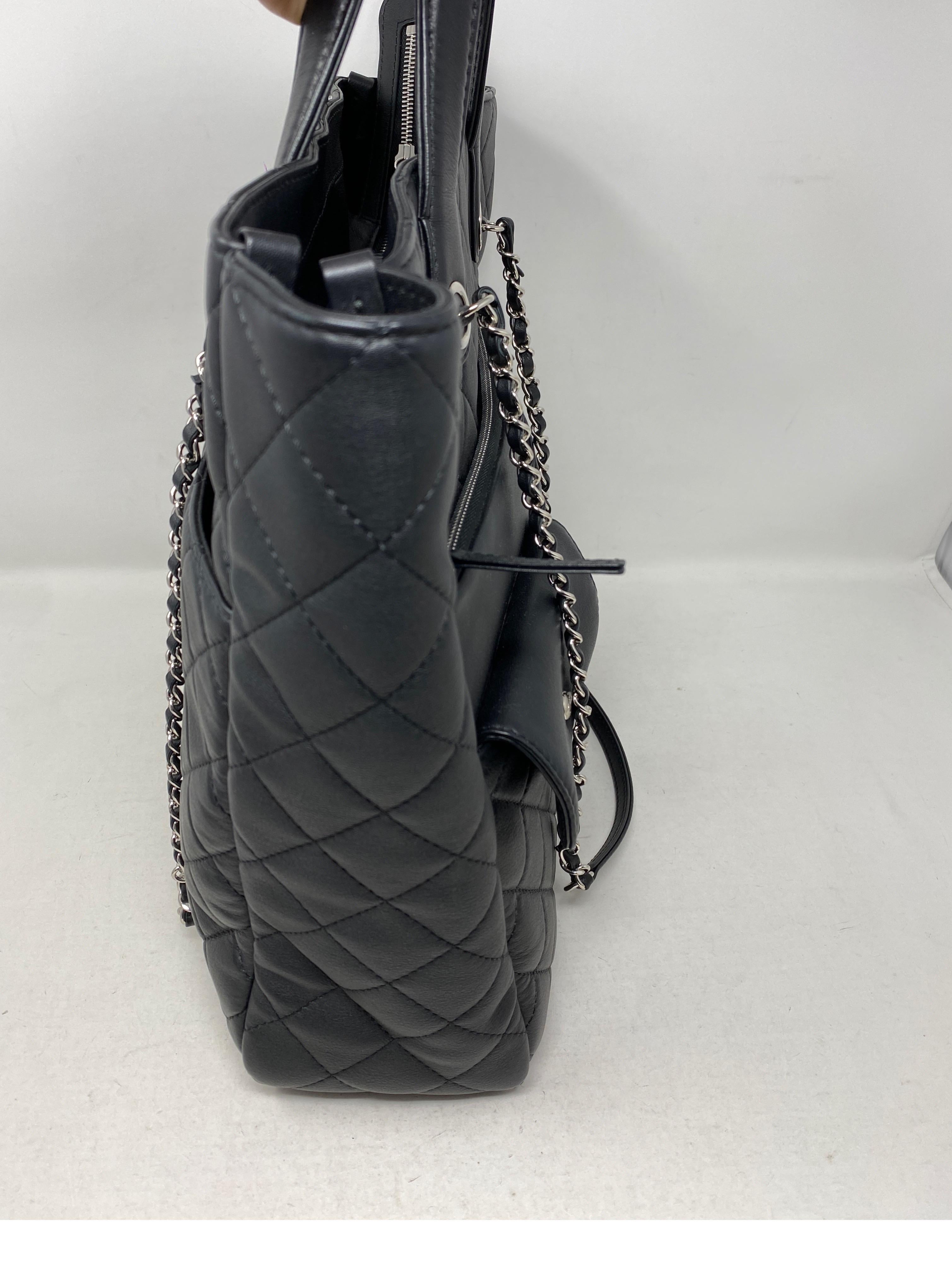 Chanel Schwarze Tragetasche für Damen oder Herren