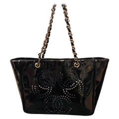 Chanel Schwarze dreifach CC Lackleder-Schultertasche