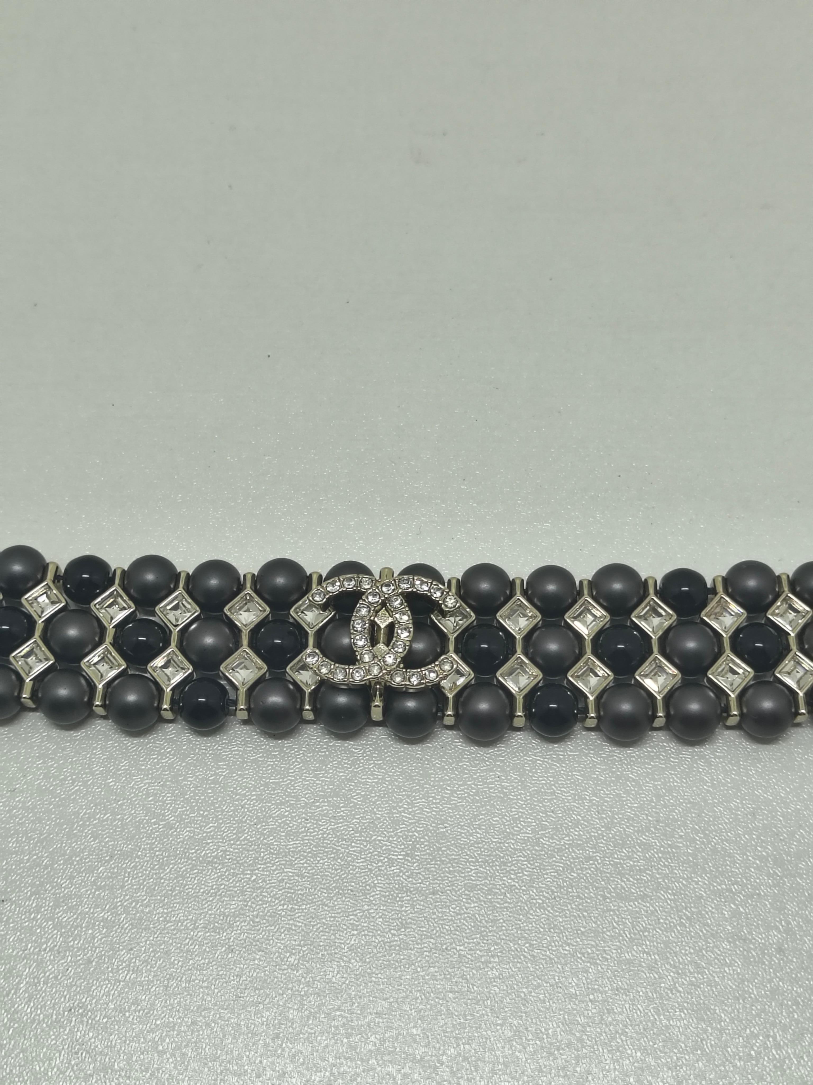 Contemporaneo Chanel Nero triplo strato di perline, cristalli e strass CC Collana Chanel in vendita