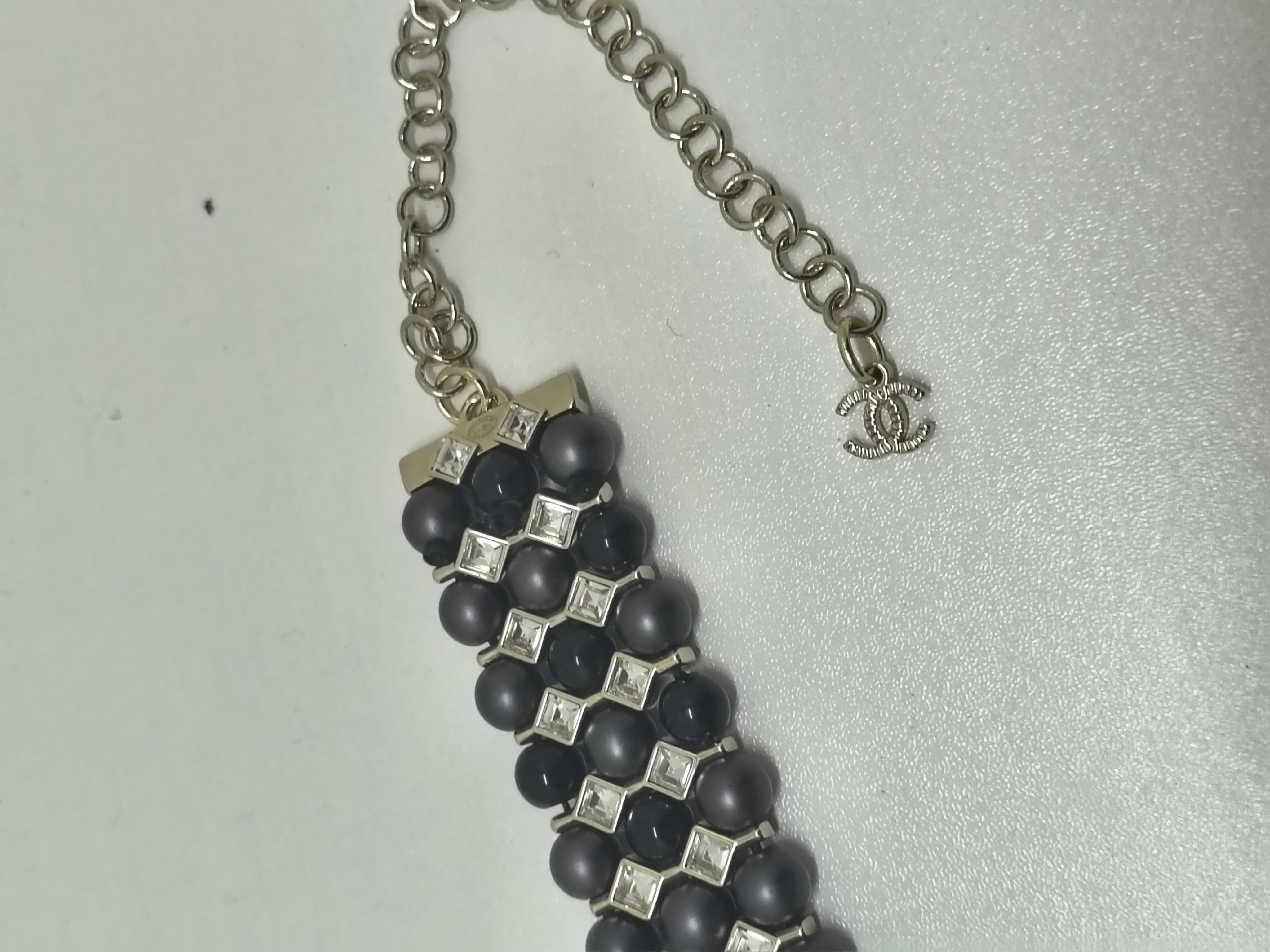 Chanel Nero triplo strato di perline, cristalli e strass CC Collana Chanel In condizioni ottime in vendita a PUTNEY, NSW
