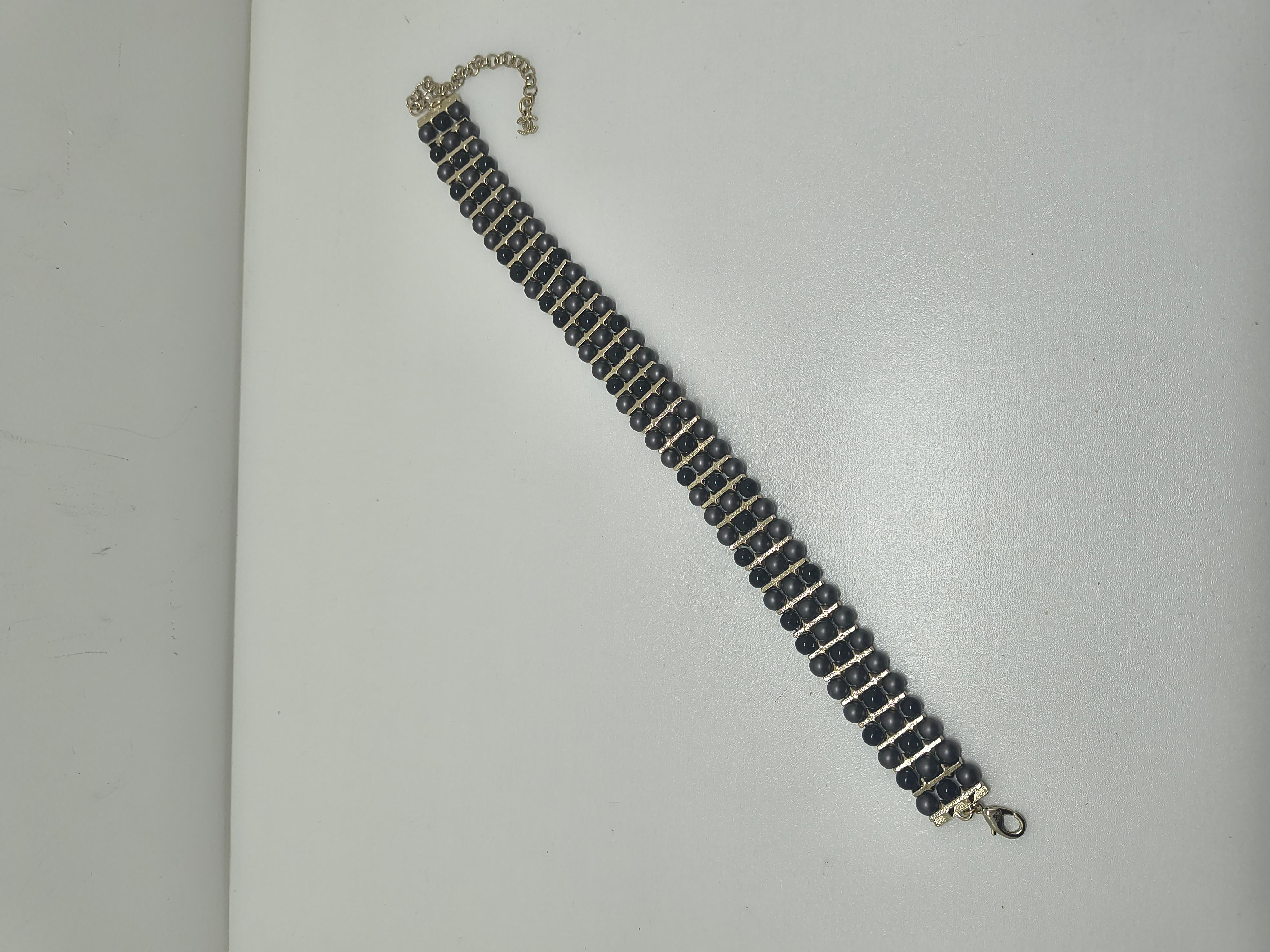 Chanel Nero triplo strato di perline, cristalli e strass CC Collana Chanel in vendita 1