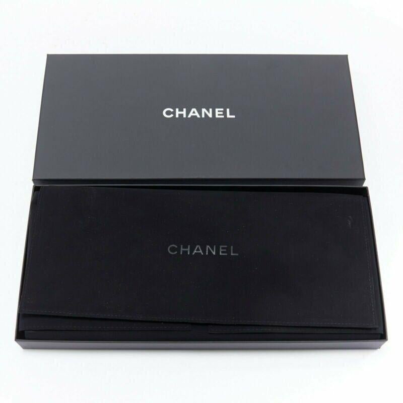 Chanel collana nera con triplo filo di perle e strass con chiusura in cristallo CC in vendita 6