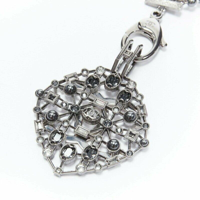 Chanel collana nera con triplo filo di perle e strass con chiusura in cristallo CC
Riferimento: BMPA/A00109
Marchio: Chanel
Designer: Karl Lagerfeld
Materiale: Metallo
Colore: Grigio
Modello: Tinta unita
Chiusura: bottoni a pressione
Dettagli extra: