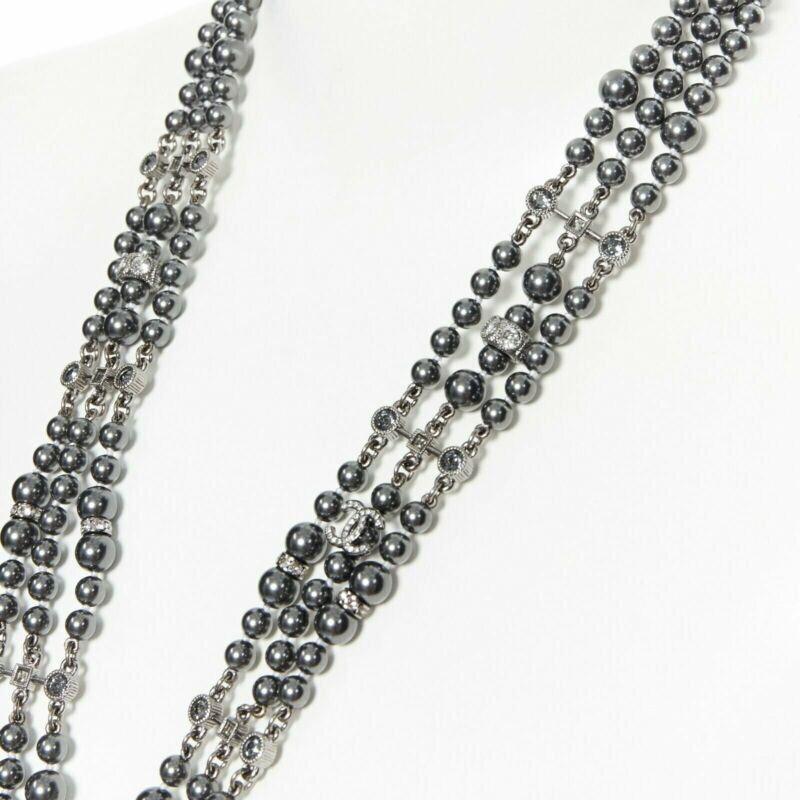 Chanel collana nera con triplo filo di perle e strass con chiusura in cristallo CC In condizioni ottime in vendita a Hong Kong, NT