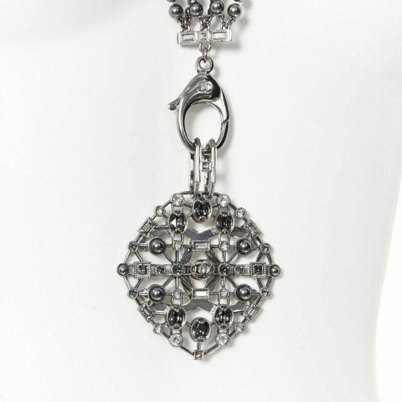Donna Chanel collana nera con triplo filo di perle e strass con chiusura in cristallo CC in vendita