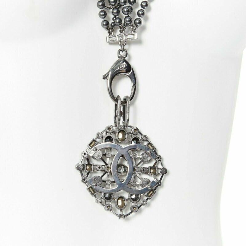 Chanel collana nera con triplo filo di perle e strass con chiusura in cristallo CC in vendita 1