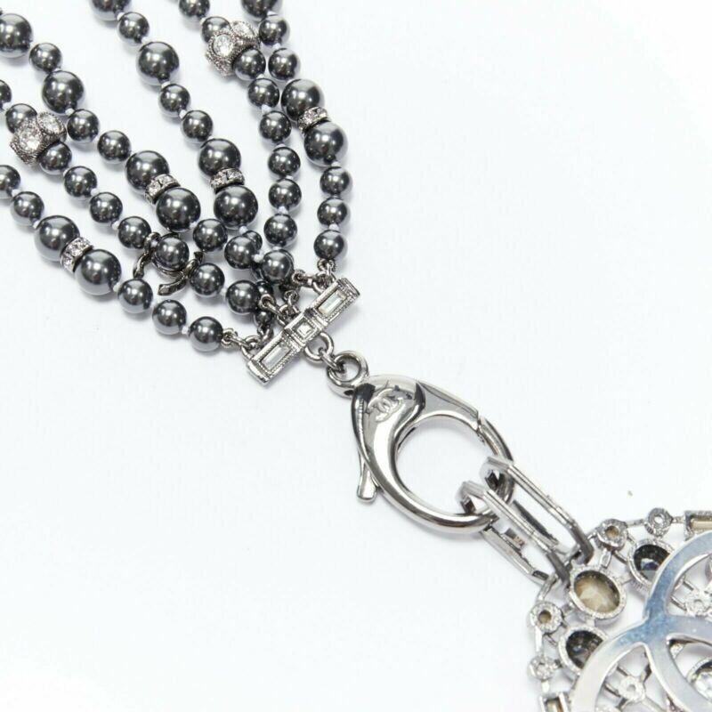 Chanel collana nera con triplo filo di perle e strass con chiusura in cristallo CC in vendita 3