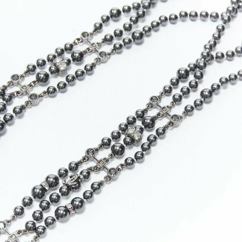 Chanel collana nera con triplo filo di perle e strass con chiusura in cristallo CC in vendita 4