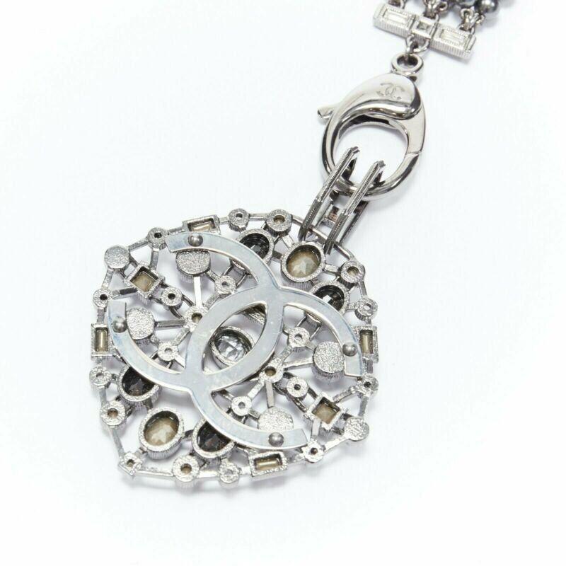Chanel collana nera con triplo filo di perle e strass con chiusura in cristallo CC in vendita 5