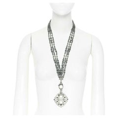Chanel collana nera con triplo filo di perle e strass con chiusura in cristallo CC