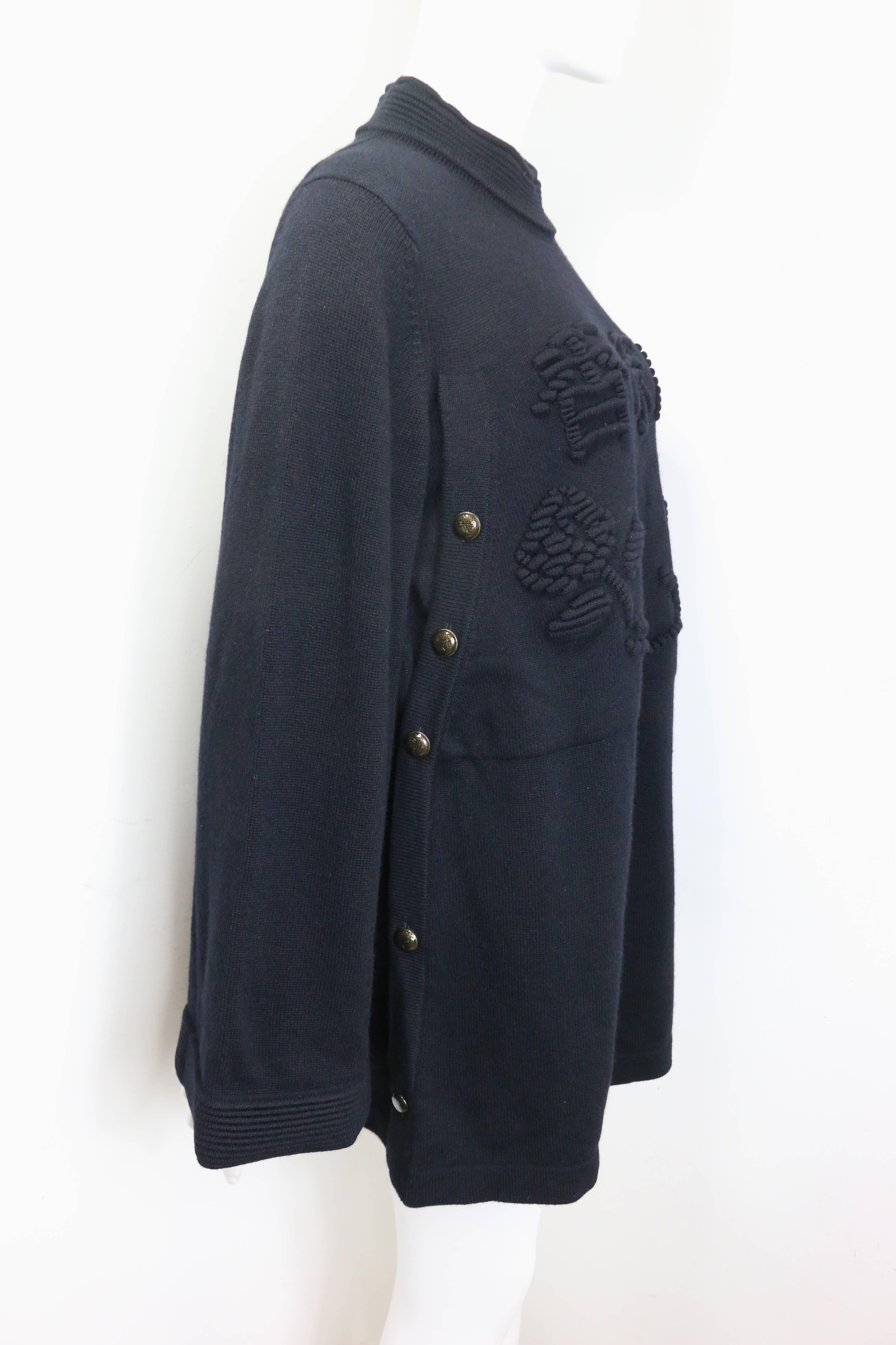 - Vestido túnica de punto de cachemira negro Chanel de la Colección PreFall 2010 Shanghái. 

- Escritura en caracteres chinos simplificados 