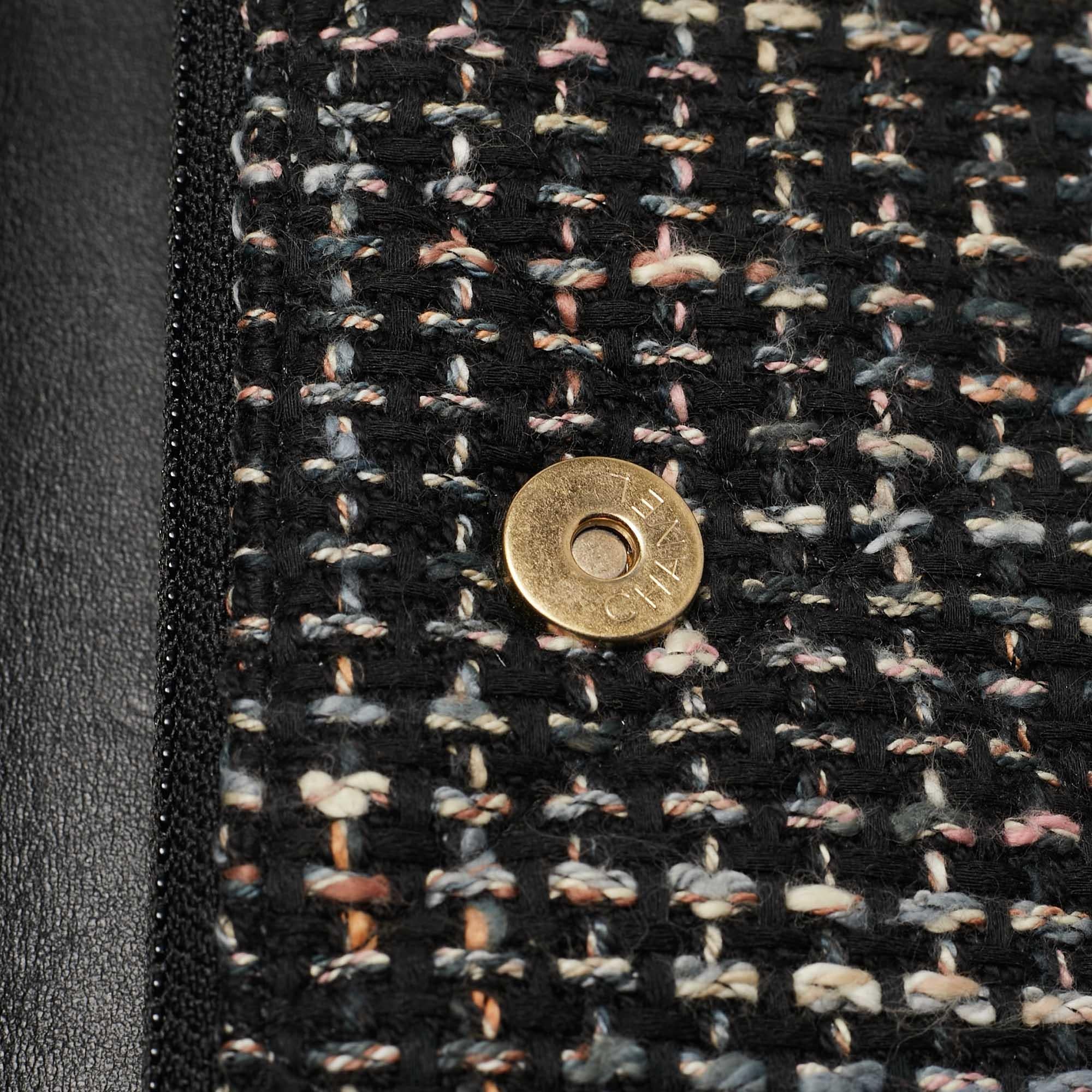 Chanel - Sac 19 WOC en tweed noir en vente 8