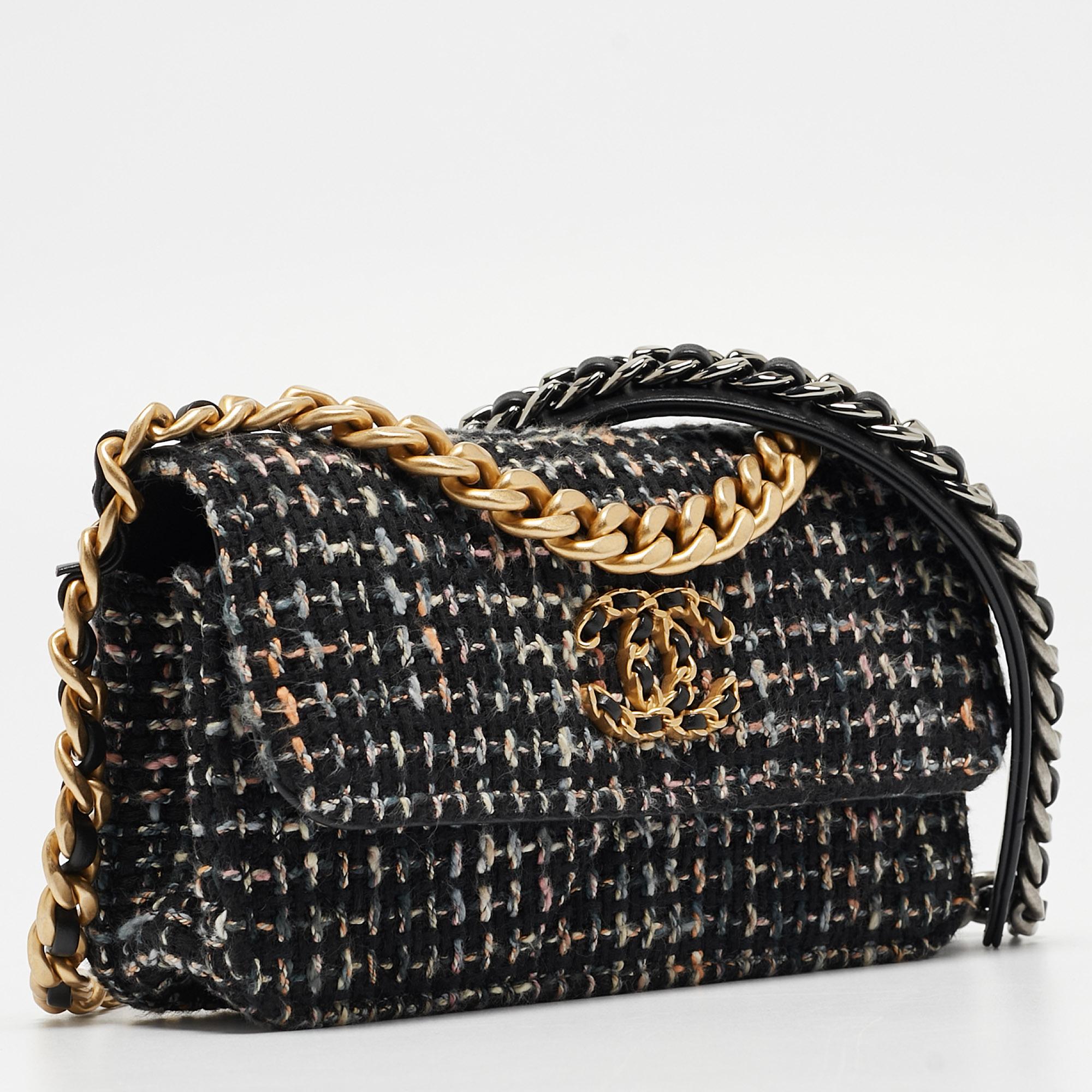 Chanel - Sac 19 WOC en tweed noir en vente 10