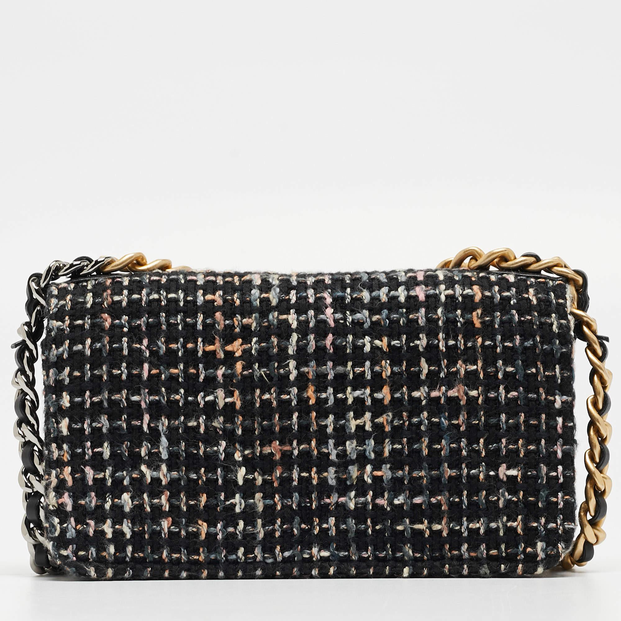 The fashion house’s tradition of excellence, coupled with modern design sensibilities, works to make this Chanel WOC bag one of a kind. It's a fabulous accessory for everyday use.

Includes: Original Dustbag, Original Box, Info Booklet