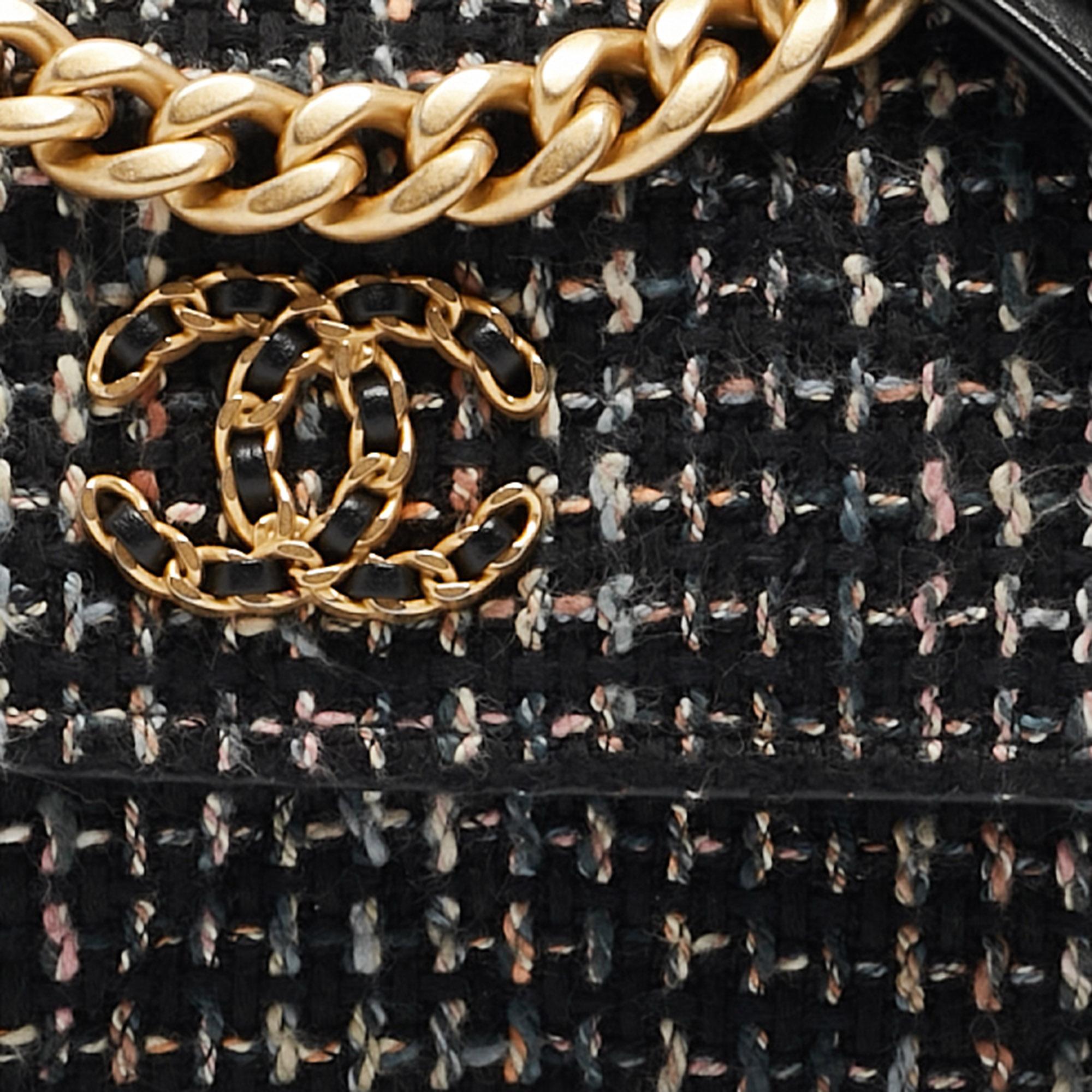 Chanel Black Tweed 19 WOC Bag In Good Condition For Sale In Dubai, Al Qouz 2