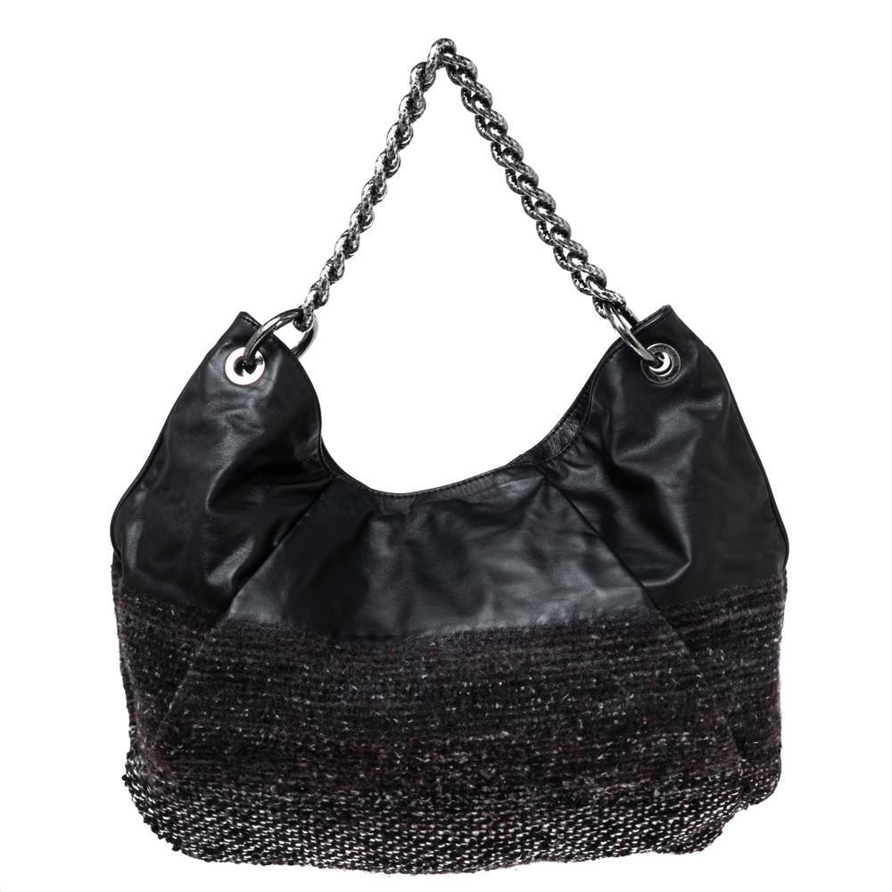 Minimal aesthetics, maximum appeal. This Chanel hobo is crafted from tweed & leather and it has neat pleats on the exterior. Held by a single chain handle and a leather strap, the hobo is ideal for everyday use.

Includes: Original Dustbag, Info