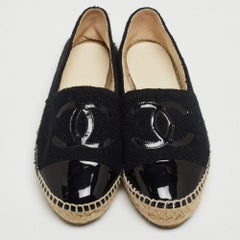 Espadrilles CC en tweed noir et vernis à bout arrondi Chanel Taille 37
