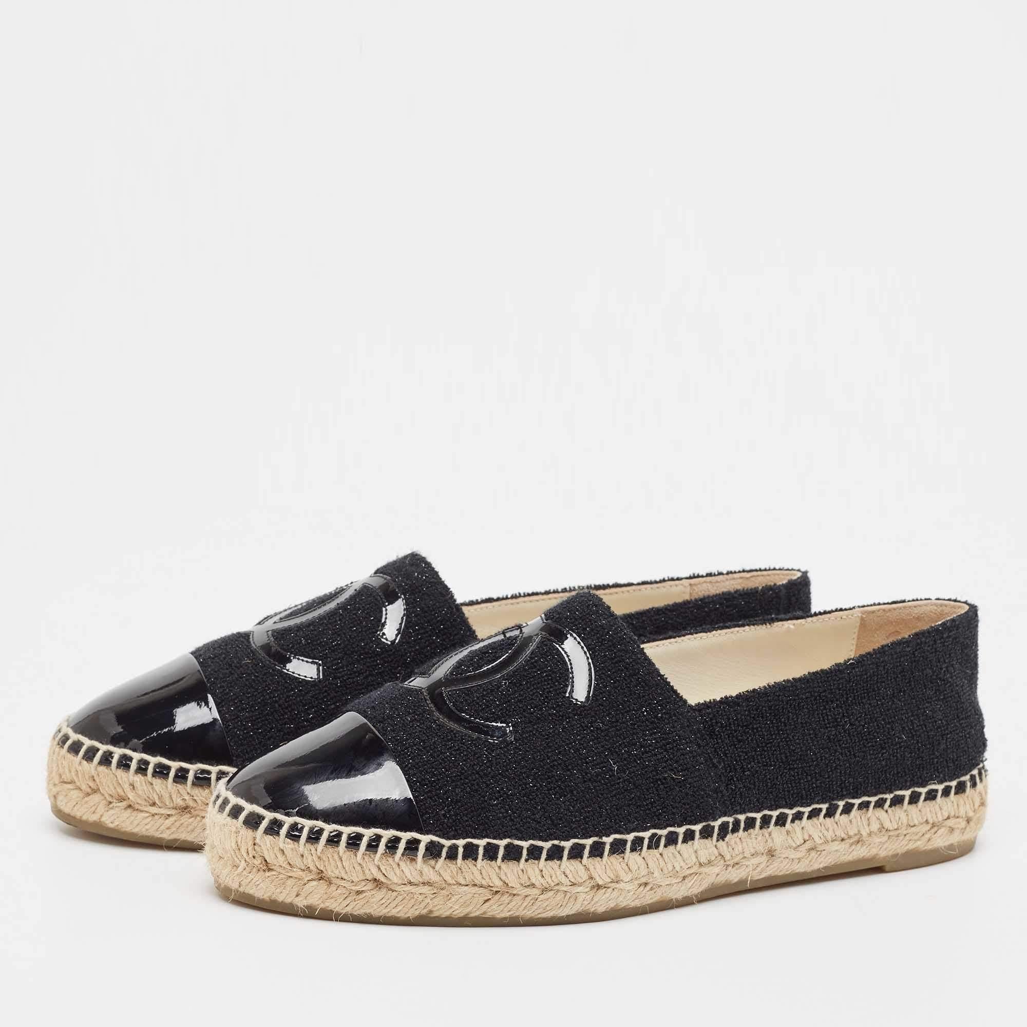 These designer loafers by Saint Laurent will be your favorite go-to pair for off-duty looks. Crafted using leather, the flats have round toes and durable soles.

