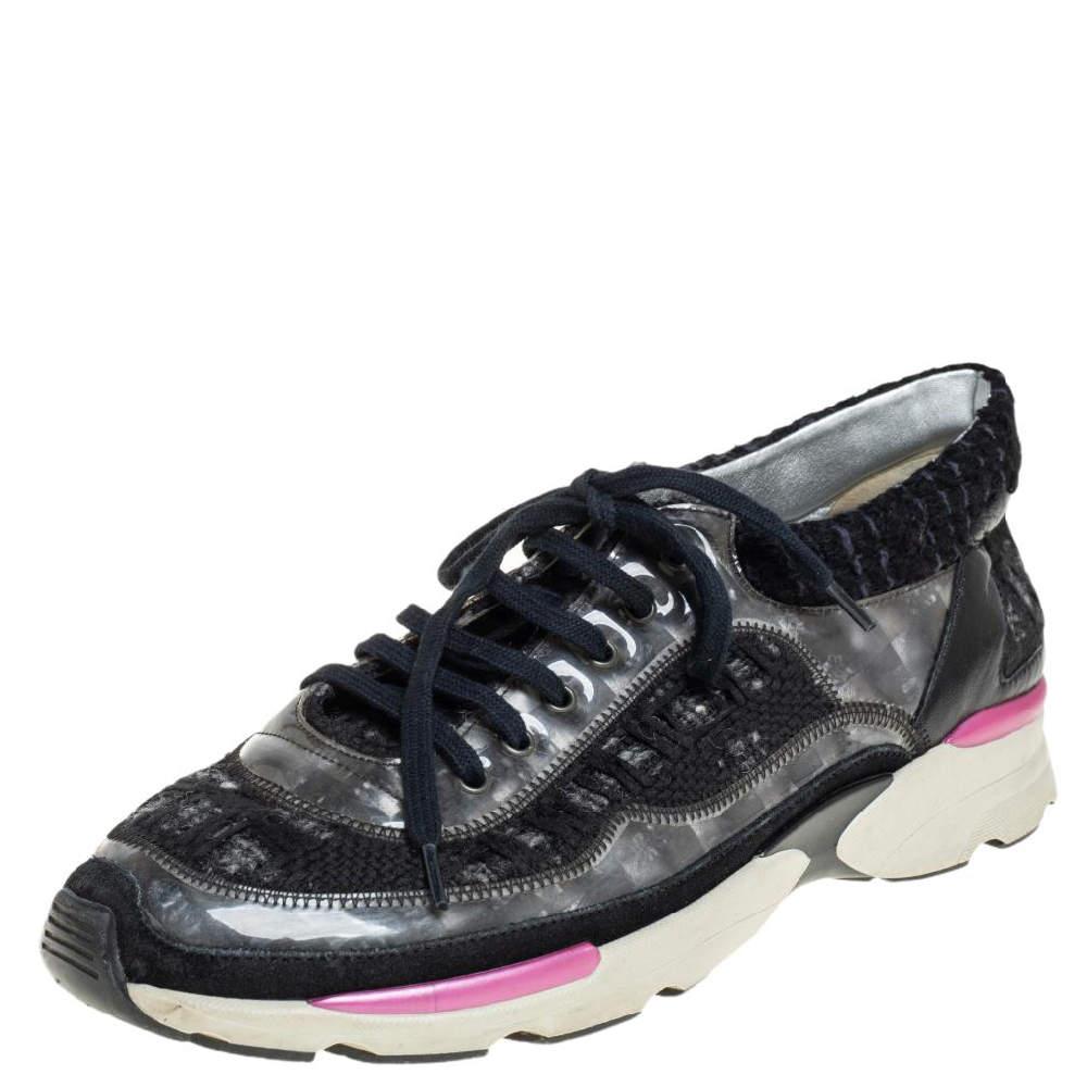 Diese superluxuriösen CC Luxe-Sneakers von Chanel sind ein echter Hingucker! Sie sind sorgfältig aus Tweed gefertigt und mit einem schlichten Schnürverschluss und Besätzen aus PVC und Leder ausgestattet. Wenn Sie sich für dieses Paar entscheiden,