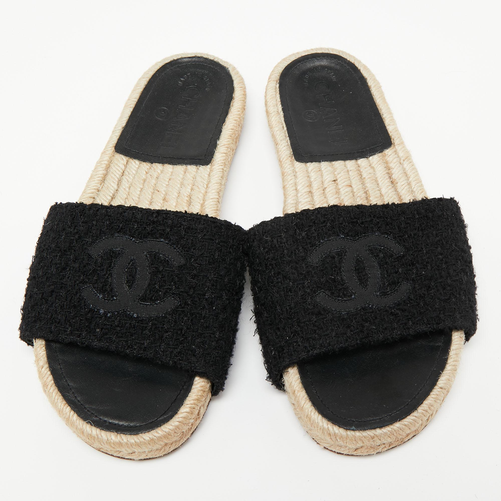 The house of Chanel brings to you these impressive flats that complement any outfit. These slides feature espadrille soles and the CC logo on the uppers. This impressive pair of flats will make a wonderful style statement.

