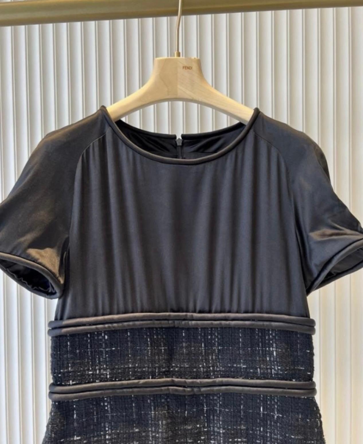 Chanel Schwarzes Tweed-Cocktailkleid für Damen oder Herren im Angebot