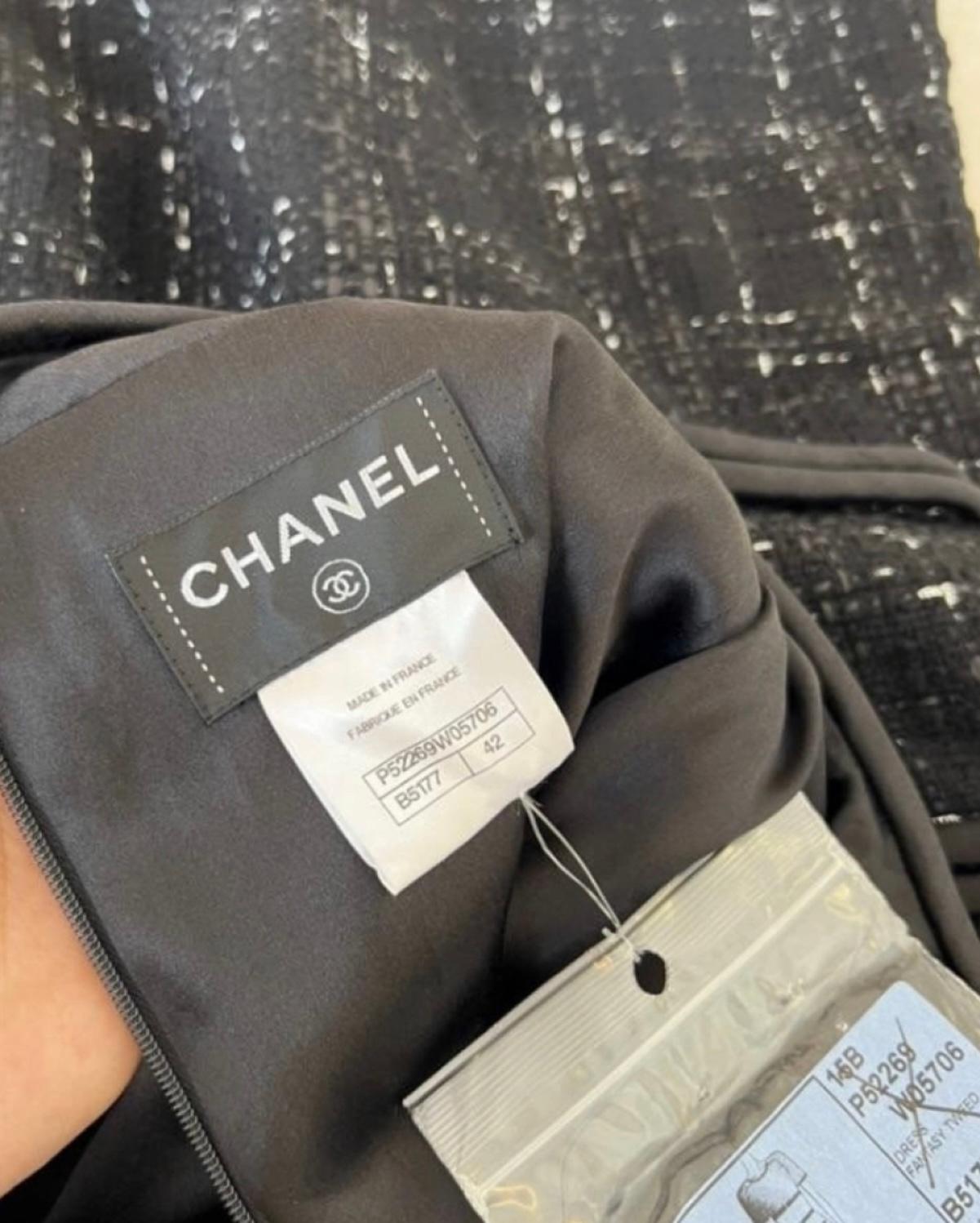 Chanel Schwarzes Tweed-Cocktailkleid im Angebot 2