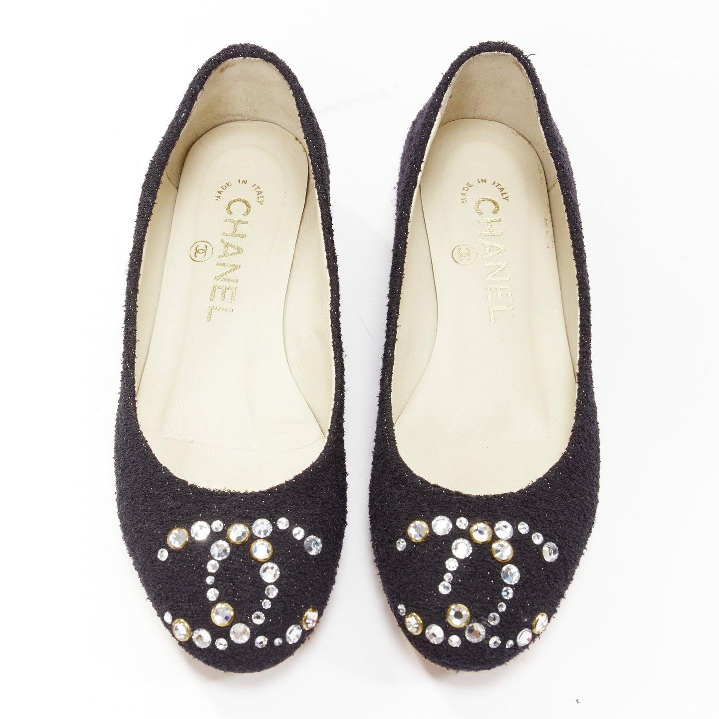 CHANEL black tweed crystal CC embellished logo round toe flat shoes EU35
Reference: YIKK/A00077
Brand: Chanel
Material: Tweed
Color: Black, Clear
Pattern: Tweed
Closure: Slip On
Lining: Nude Leather
Extra Details: Shiny cork soles.
Made in: