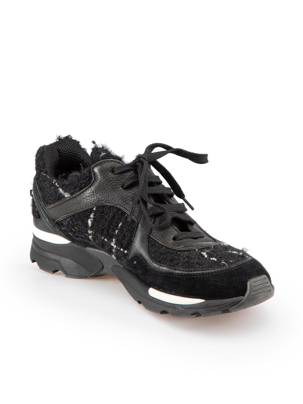 CONDIT ist sehr gut. Die Schuhe weisen minimale Abnutzungserscheinungen auf. Minimale Abnutzungserscheinungen an den Lederbesätzen und Wildlederverkleidungen mit Abschürfungen an beiden Schuhen. Die Tweed-Verkleidung hat Pilling, um die Textur auf