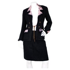 Chanel Black Tweed Houndstooth 
Pink Print Jacket 
Skirt Suit Set 1993