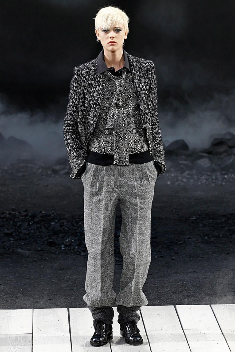Chanel black tweed jacket with CC logo charm at waist.
Size mark 40 FR. Pristine condition
- signature braided metallic trim
- iconic 4-pockets silhouette
- tonal silk lining
