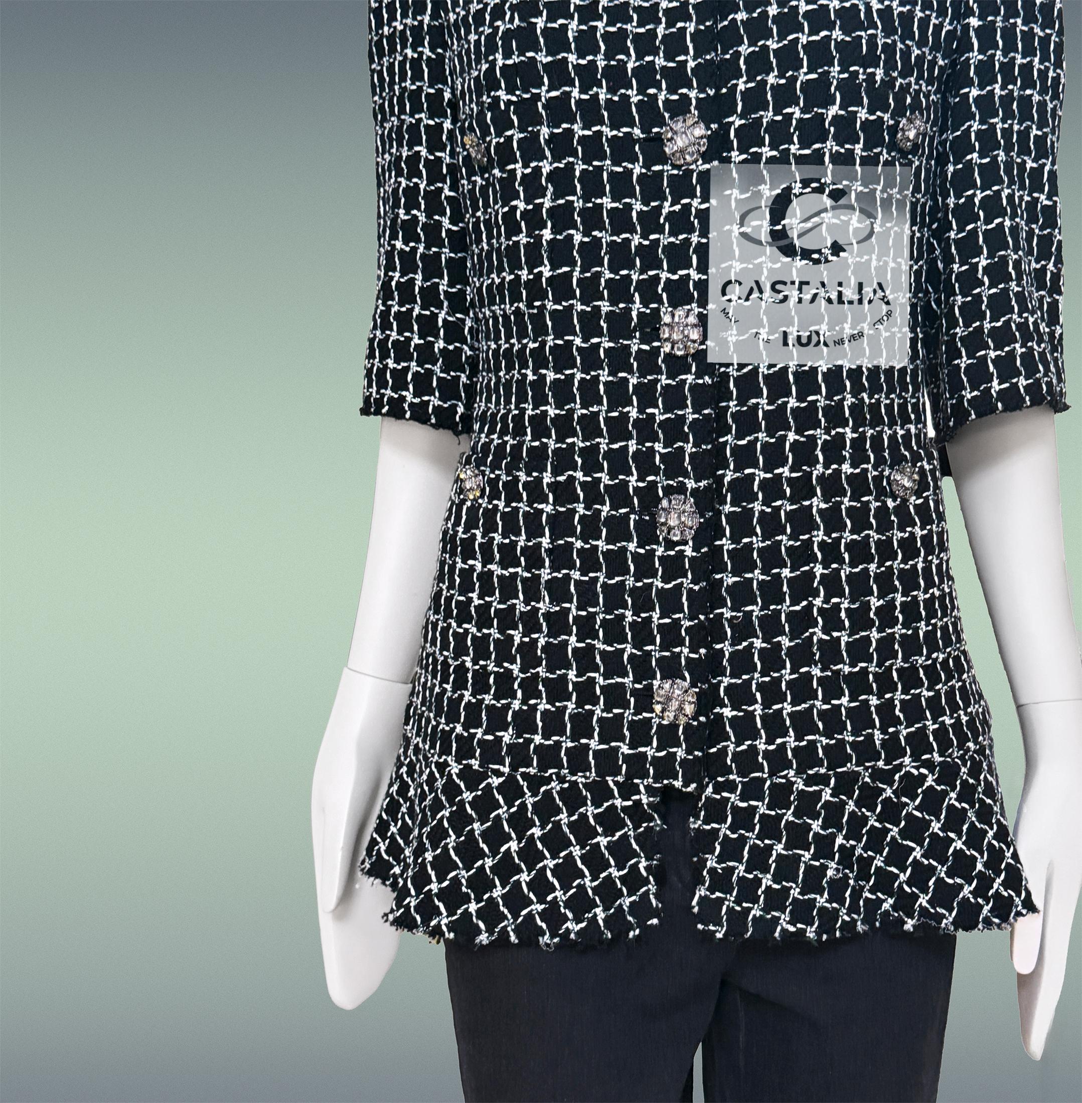 Chanel Schwarz Tweed Jacke mit Masterpiece Jewel Gripoix Knöpfe 38 FR im Angebot 9