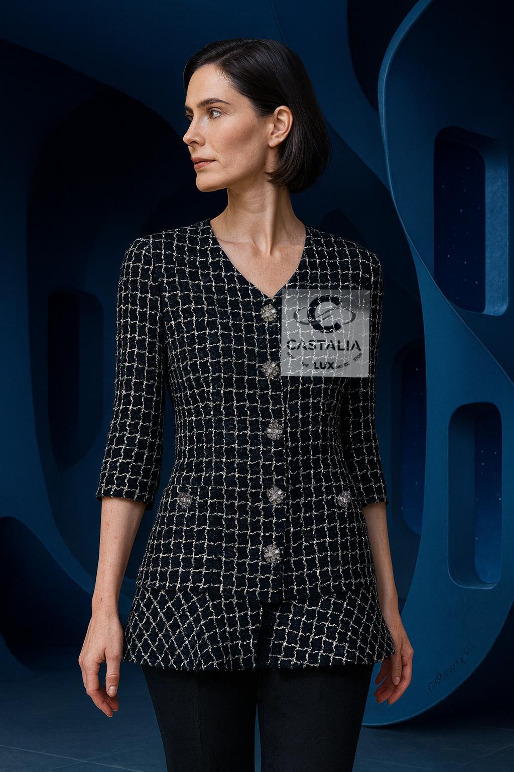 Chanel - Veste en tweed noir avec boutons Gripoix bijoux Masterpiece 38 FR en vente 1