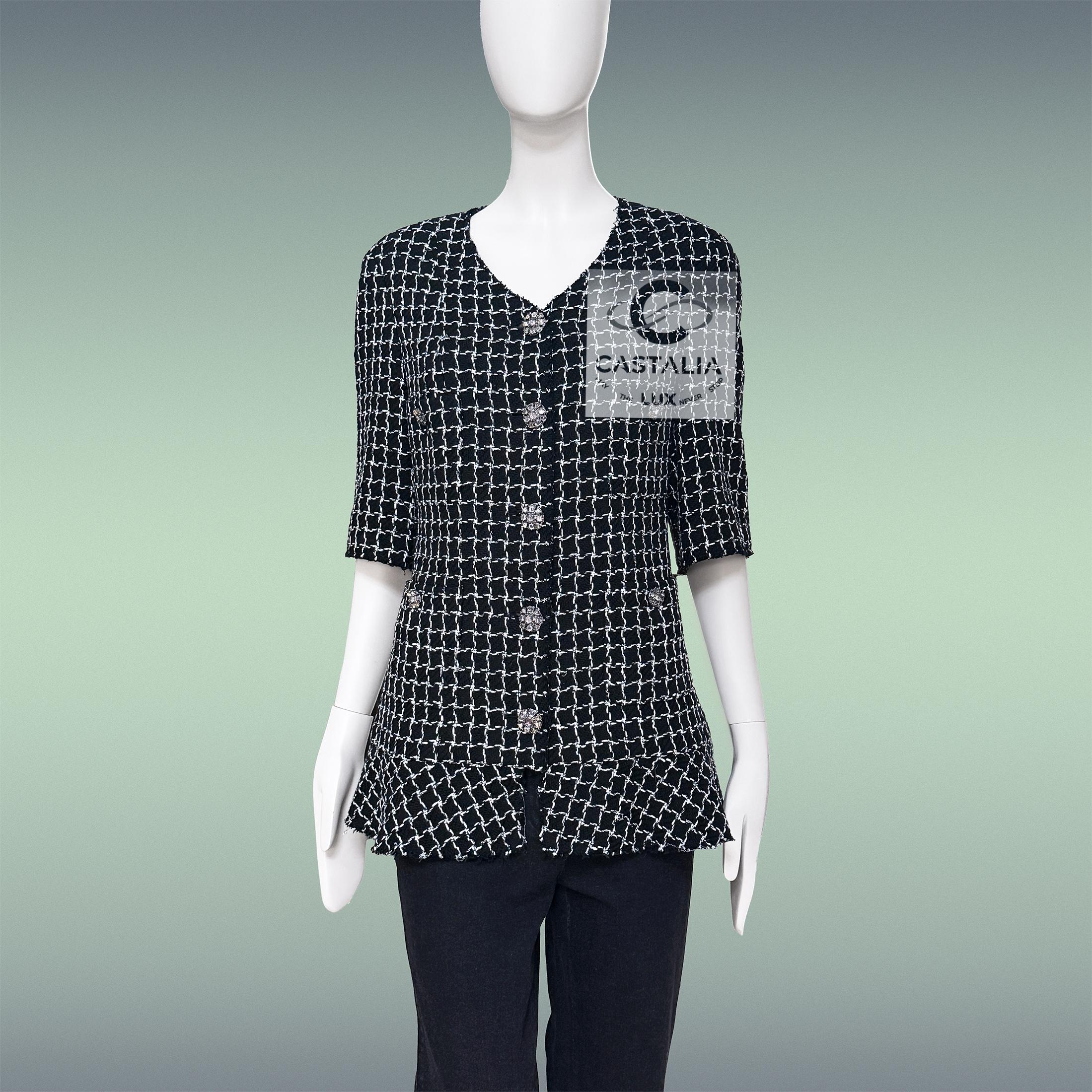 Chanel - Veste en tweed noir avec boutons Gripoix bijoux Masterpiece 38 FR en vente 2