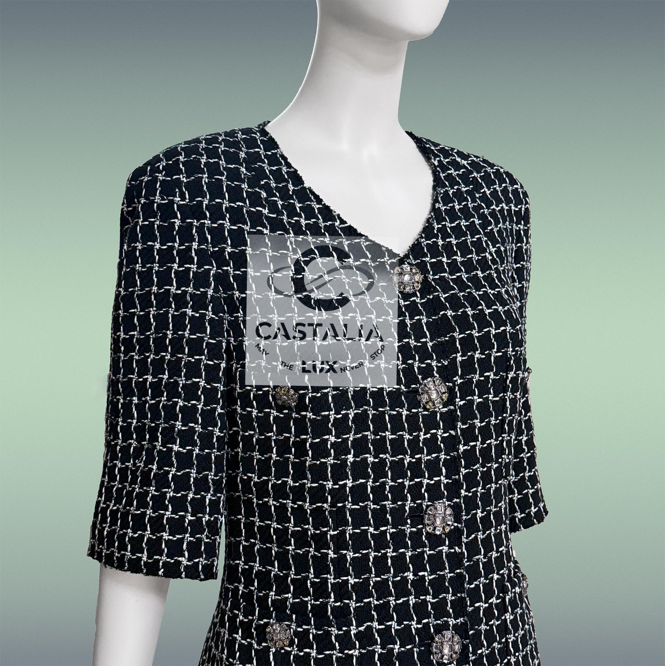 Chanel - Veste en tweed noir avec boutons Gripoix bijoux Masterpiece 38 FR en vente 3