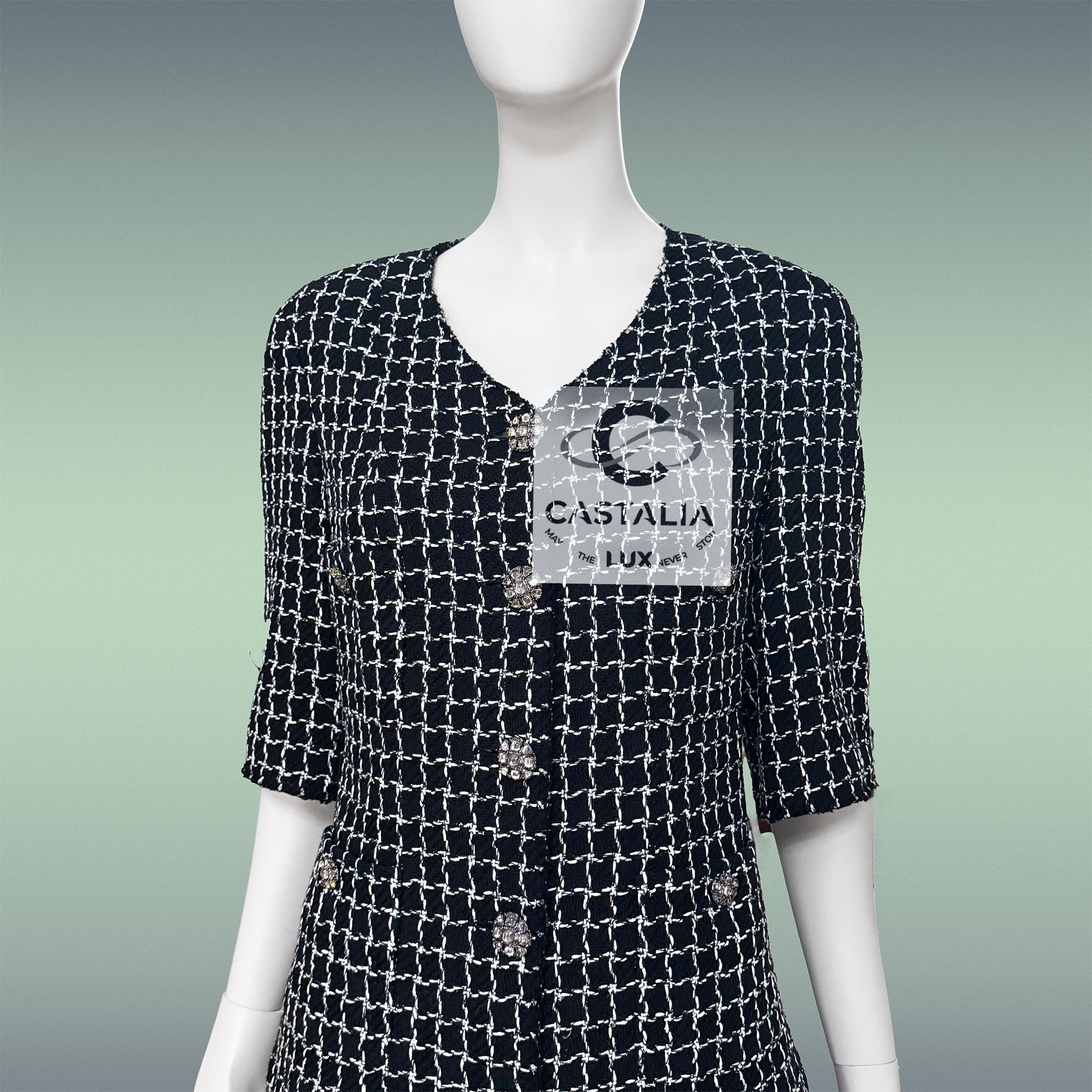 Chanel - Veste en tweed noir avec boutons Gripoix bijoux Masterpiece 38 FR en vente 4