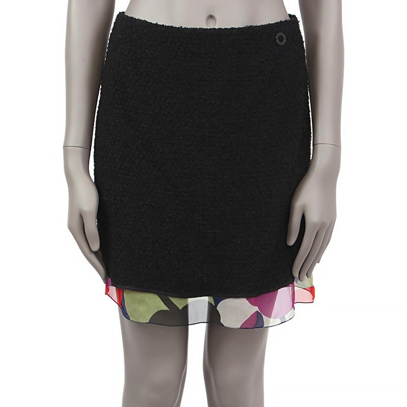 100% authentic Chanel short skirt in black nylon (75%) and wool (25%). Opens with a zipper on the side. Lined in multicolour floral printed silk (100%). Has been worn and is in excellent condition.

Tag Size	38
Size	S
Waist From	36cm (14in)
Hips