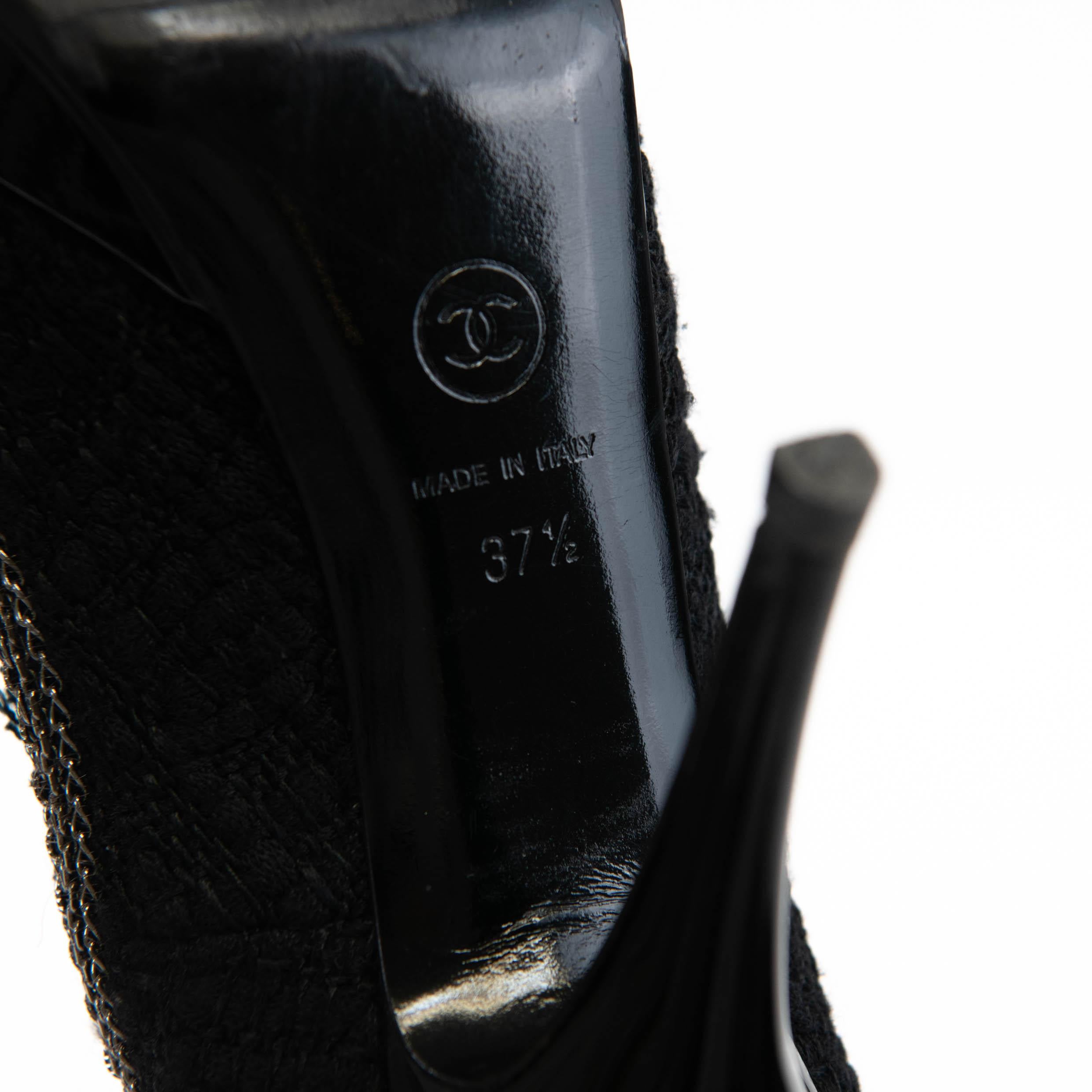 Chanel Black Tweed Patent Cap Toe CC Chain Pumps 37.5 In Good Condition In Corona Del Mar, CA