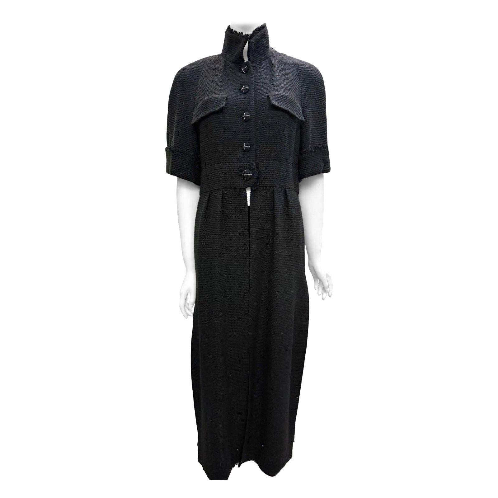 Chanel - Veste longue en tweed noir à manches courtes