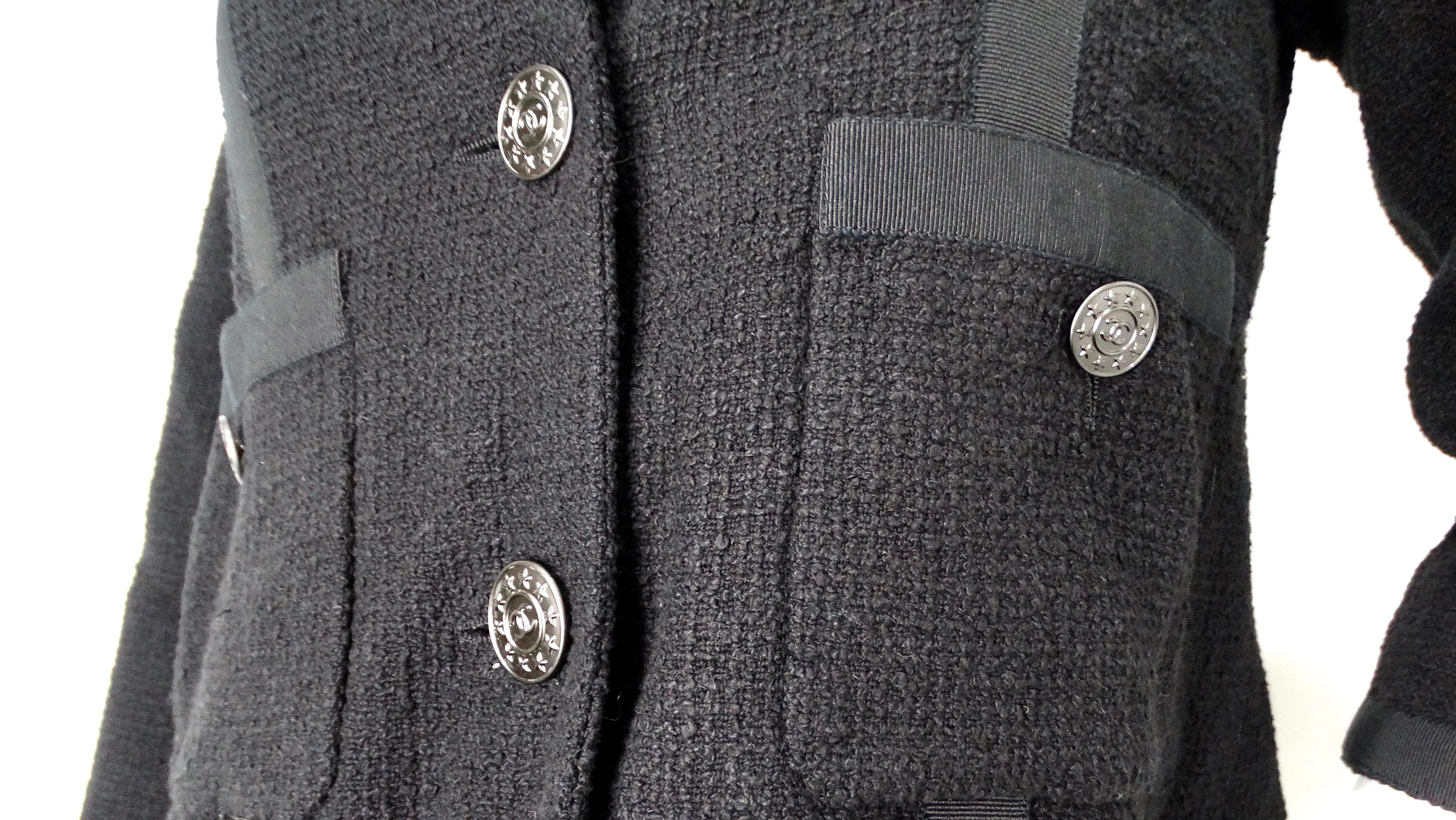 Chaqueta con mangas recortadas Chanel de tweed negro y forro de seda Negro en venta