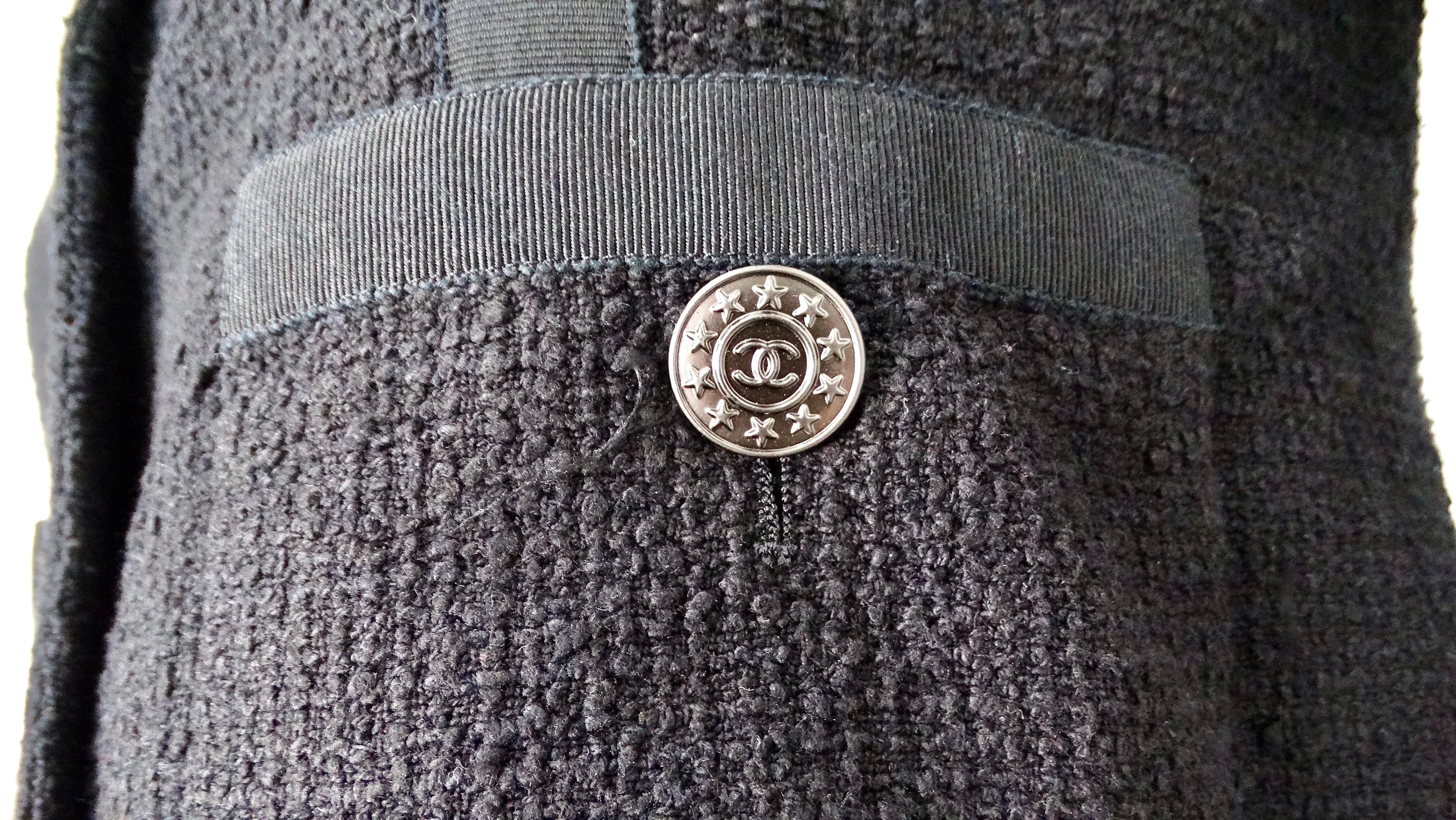 Chaqueta con mangas recortadas Chanel de tweed negro y forro de seda en Bueno estado para la venta en Scottsdale, AZ