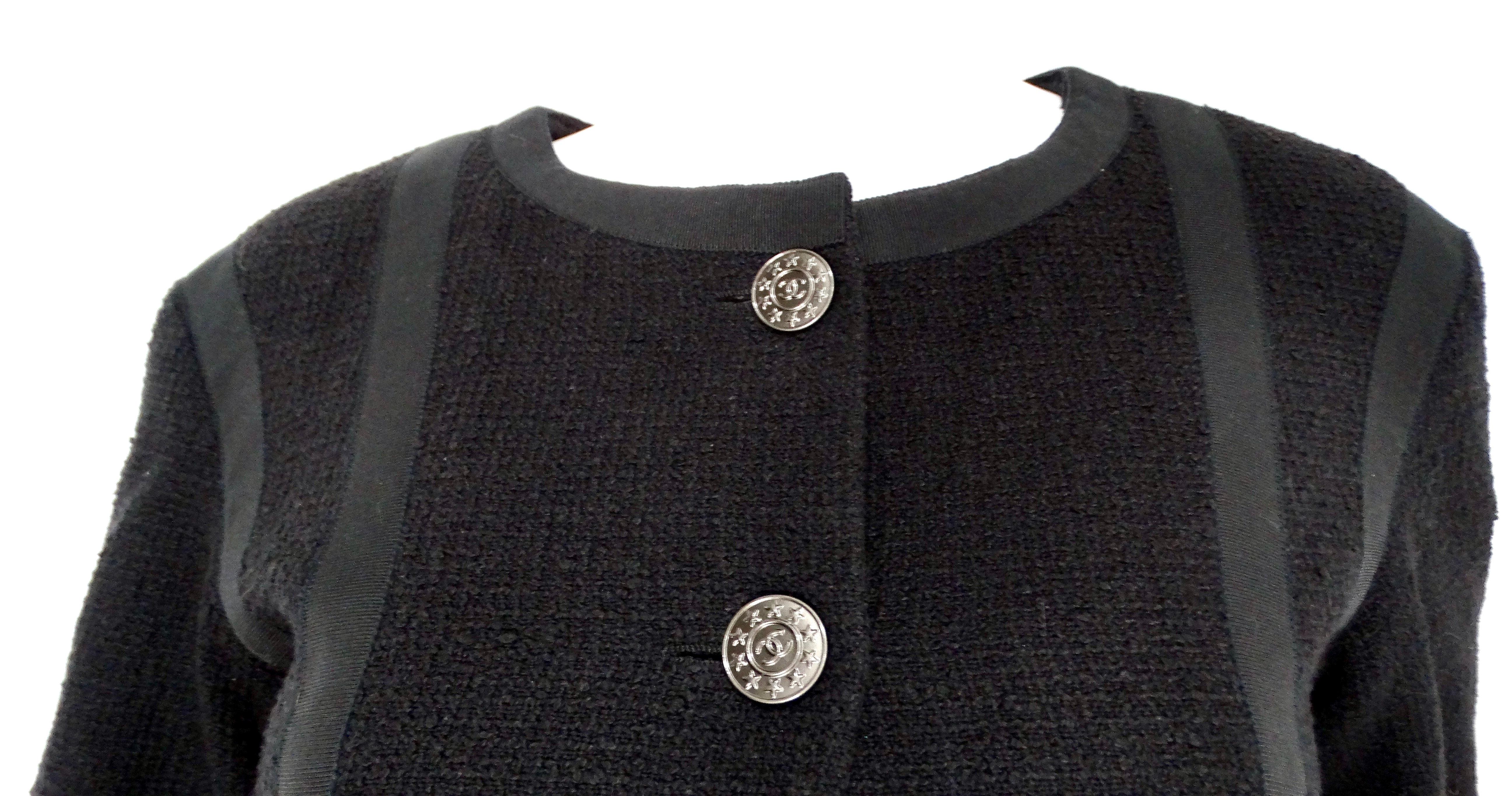 De las mujeres Chaqueta con mangas recortadas Chanel de tweed negro y forro de seda en venta