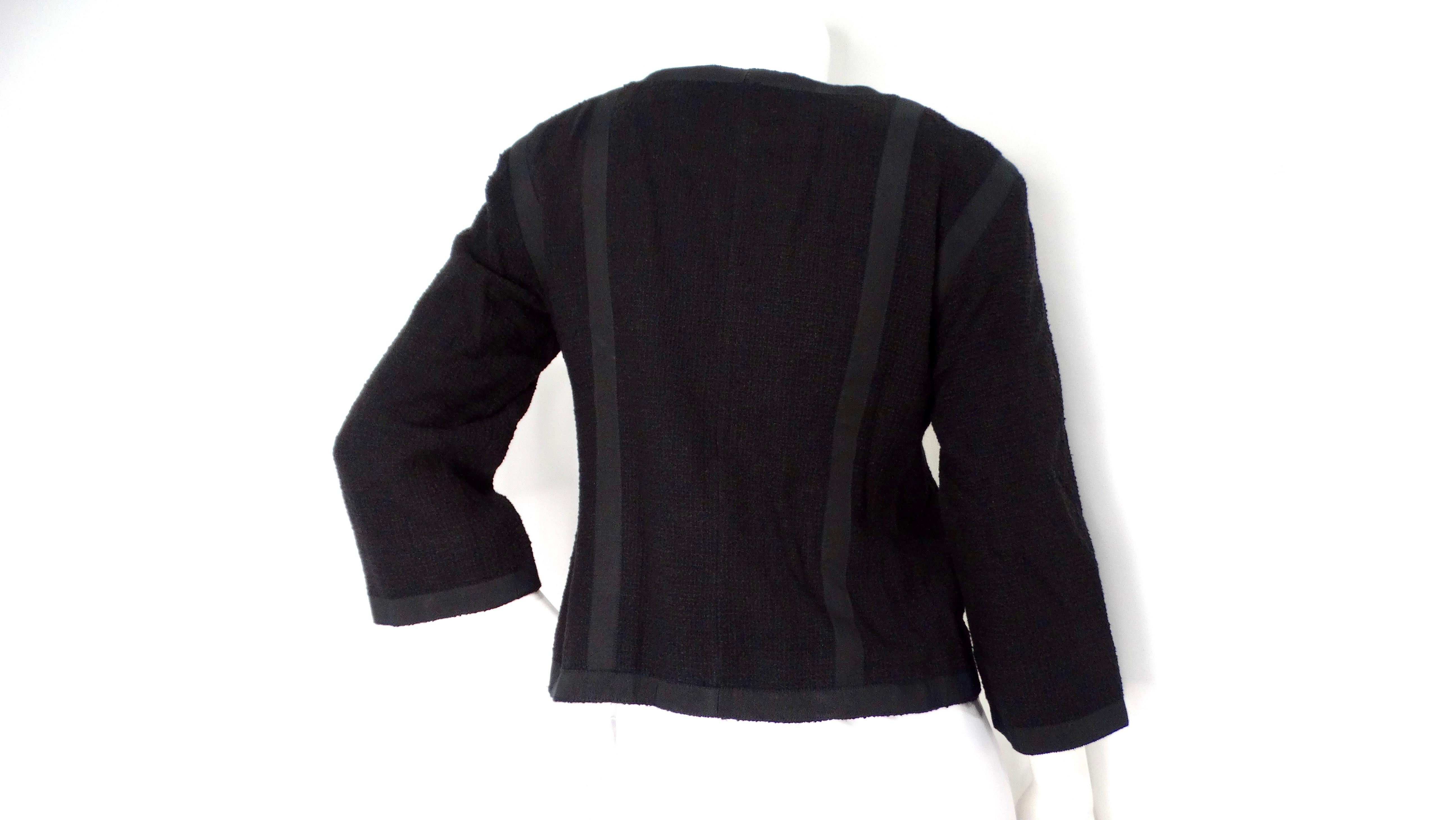 Chaqueta con mangas recortadas Chanel de tweed negro y forro de seda en venta 1