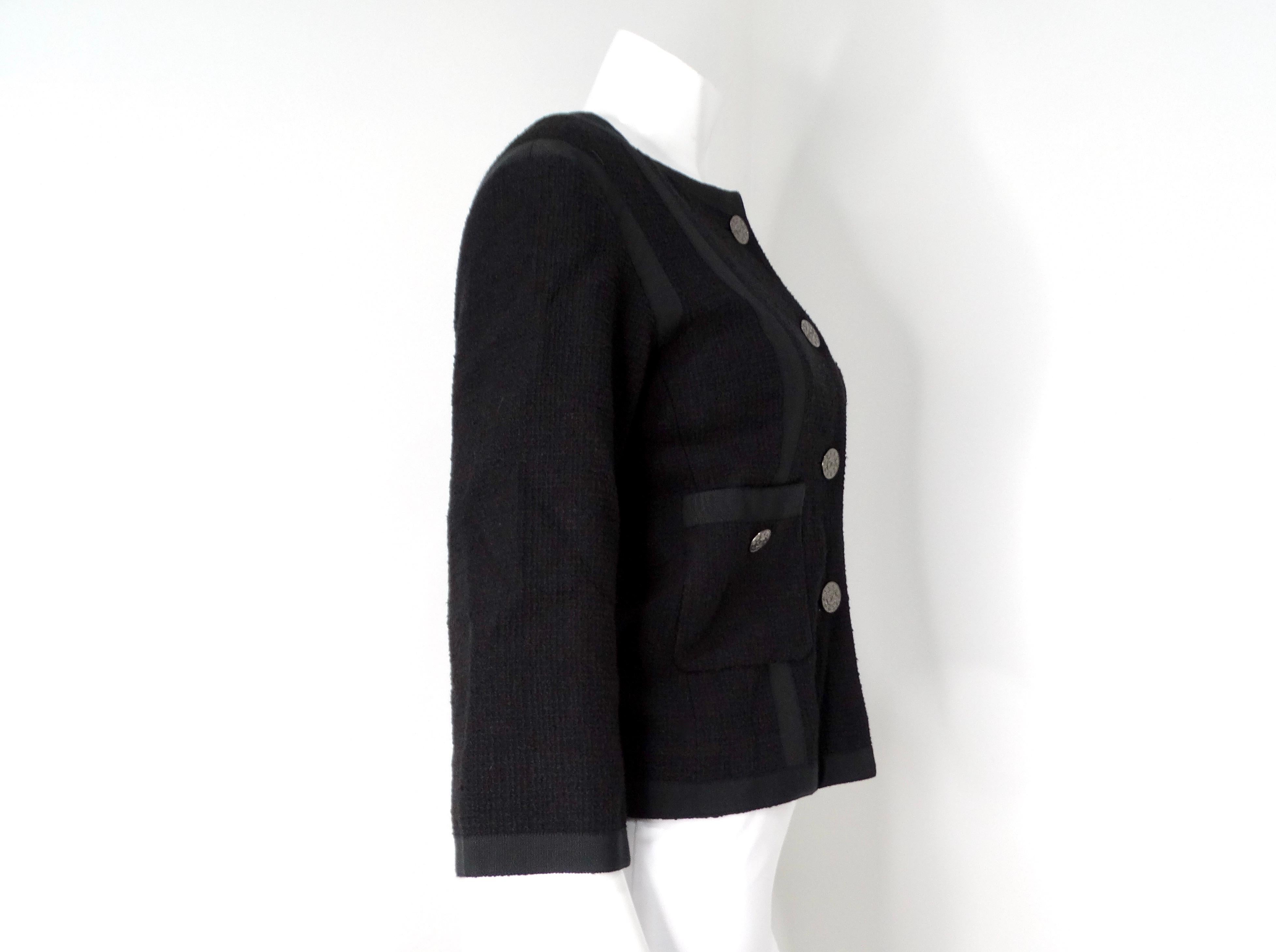 Chaqueta con mangas recortadas Chanel de tweed negro y forro de seda en venta 2