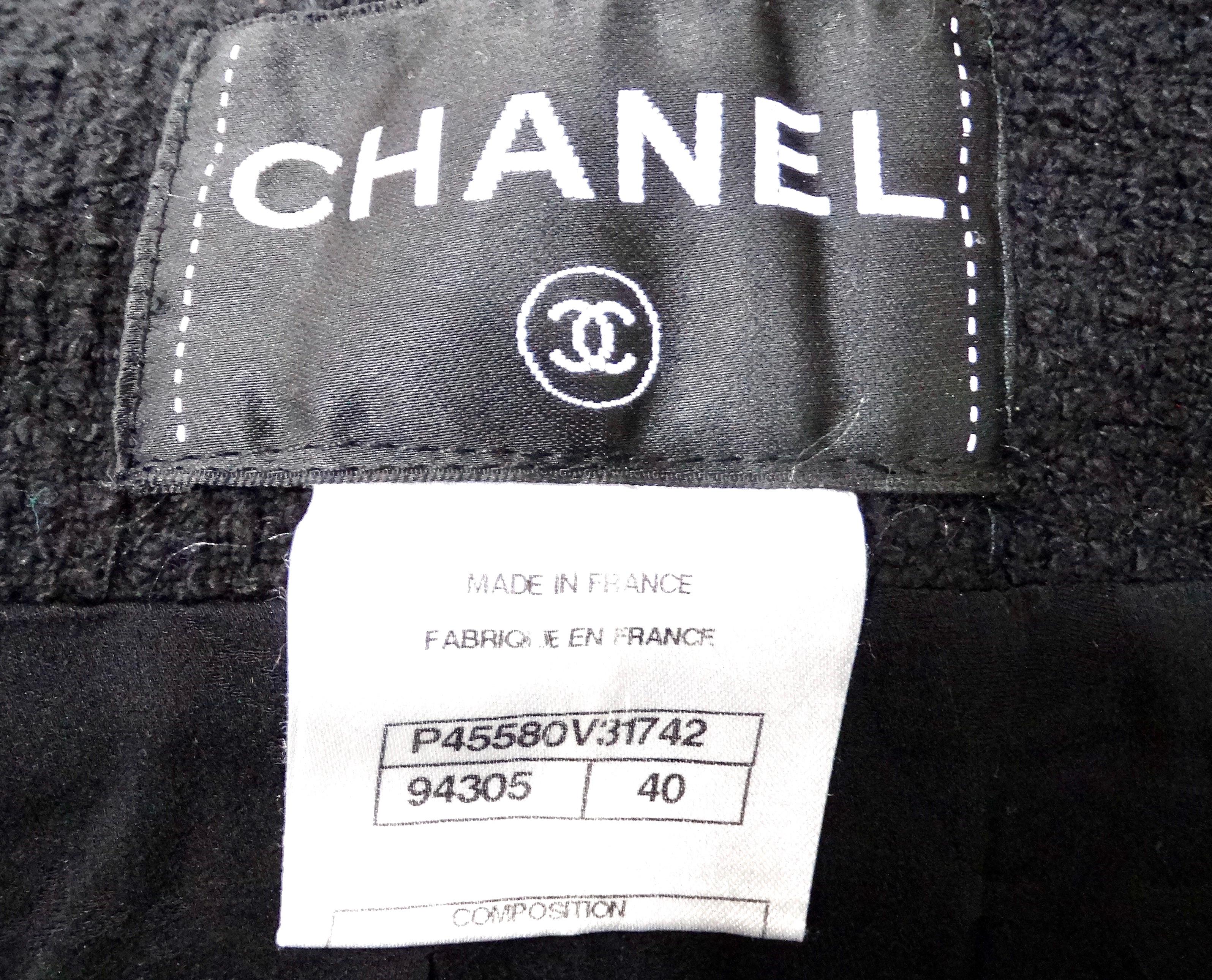 Chaqueta con mangas recortadas Chanel de tweed negro y forro de seda en venta 3